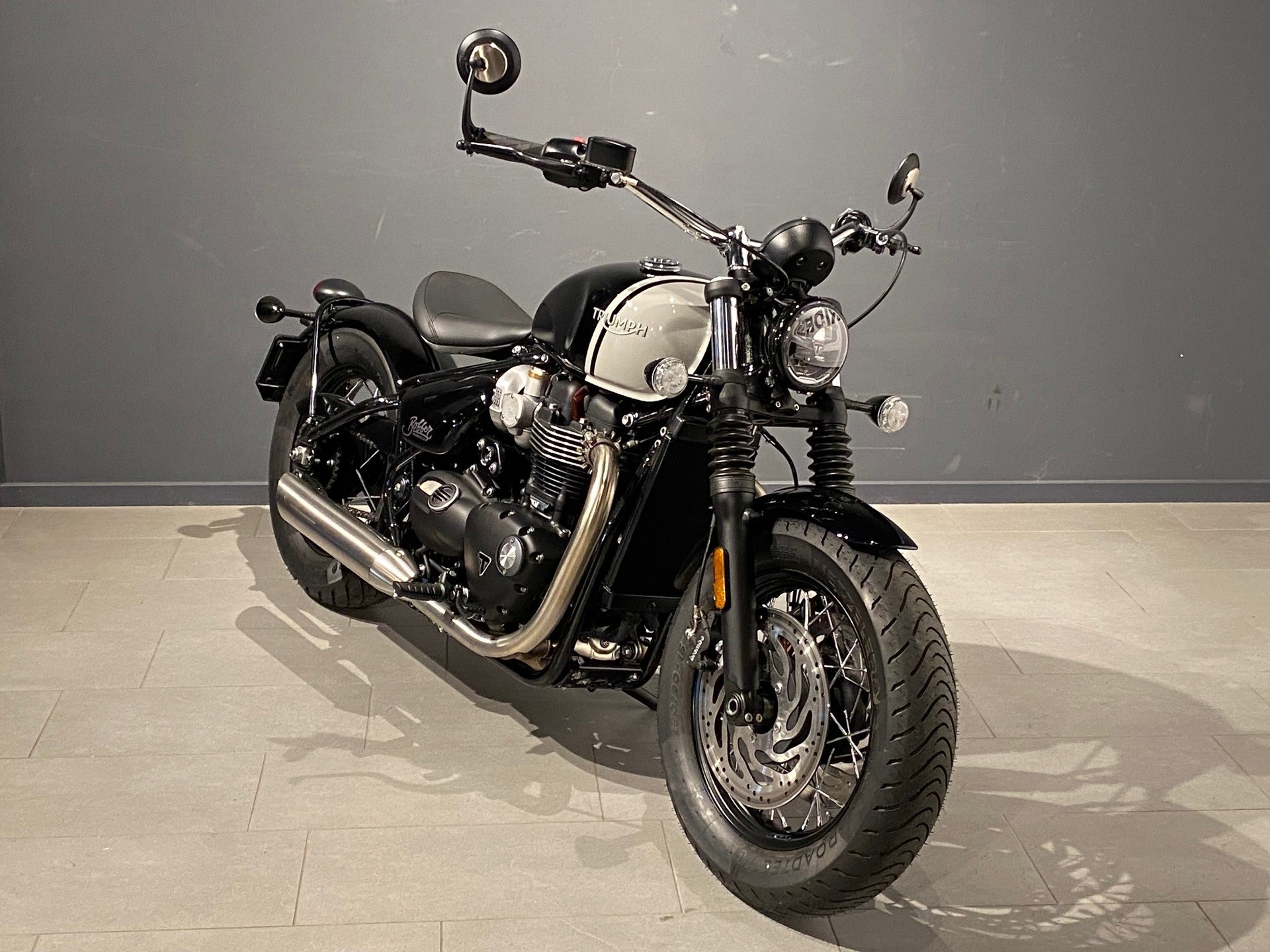 TRIUMPH Bonneville 1200 Bobber-showroom-element-1
