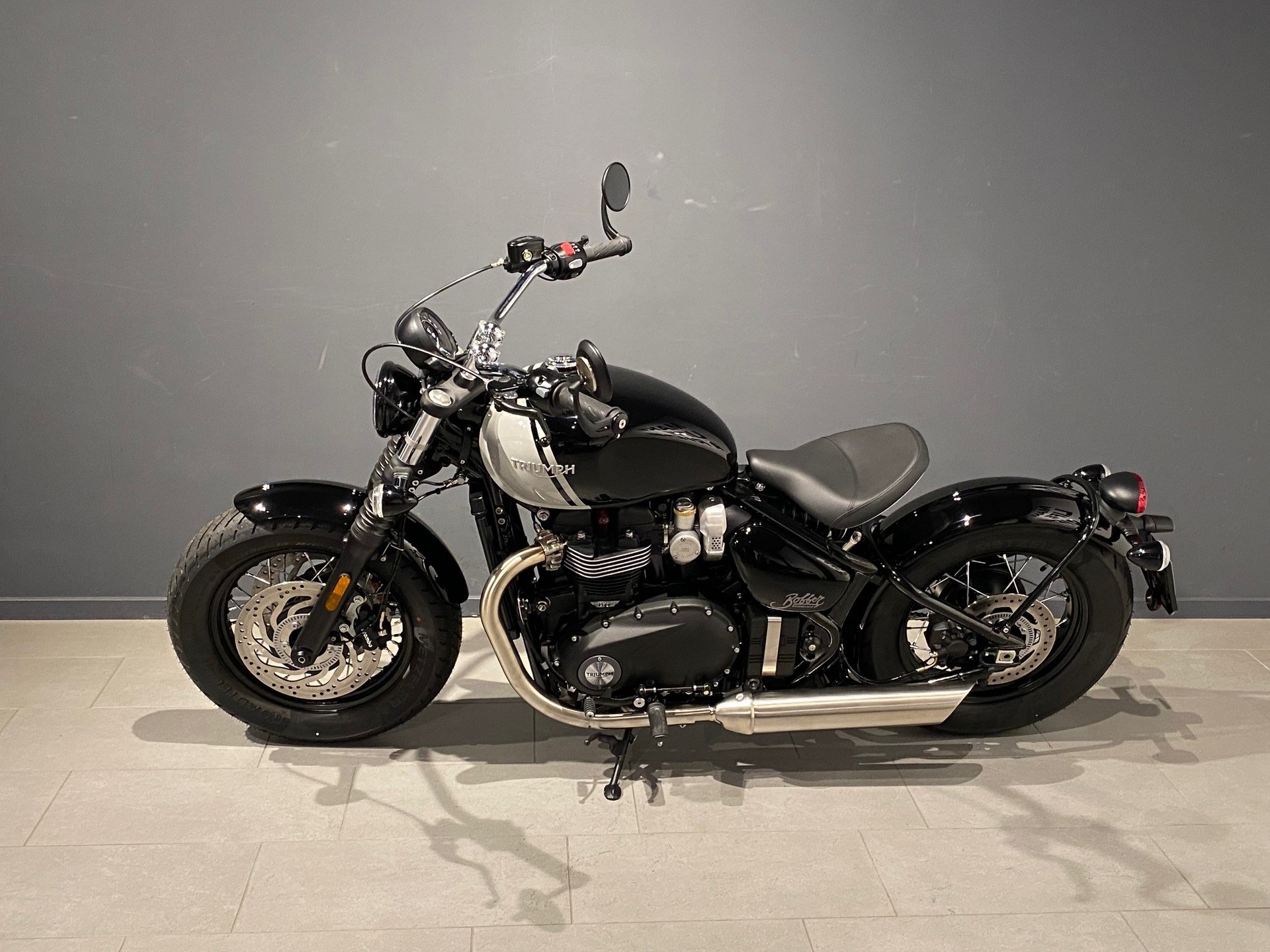 TRIUMPH Bonneville 1200 Bobber-showroom-element-3
