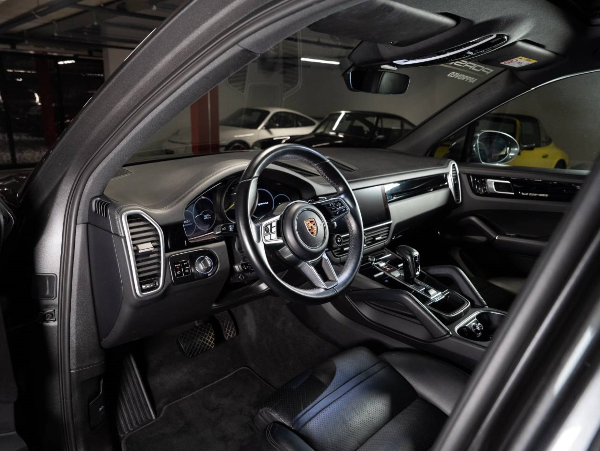 PORSCHE Cayenne E-Hybrid-showroom-element-3