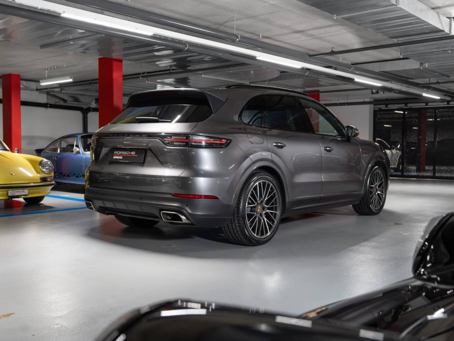 PORSCHE Cayenne E-Hybrid-showroom-element-1