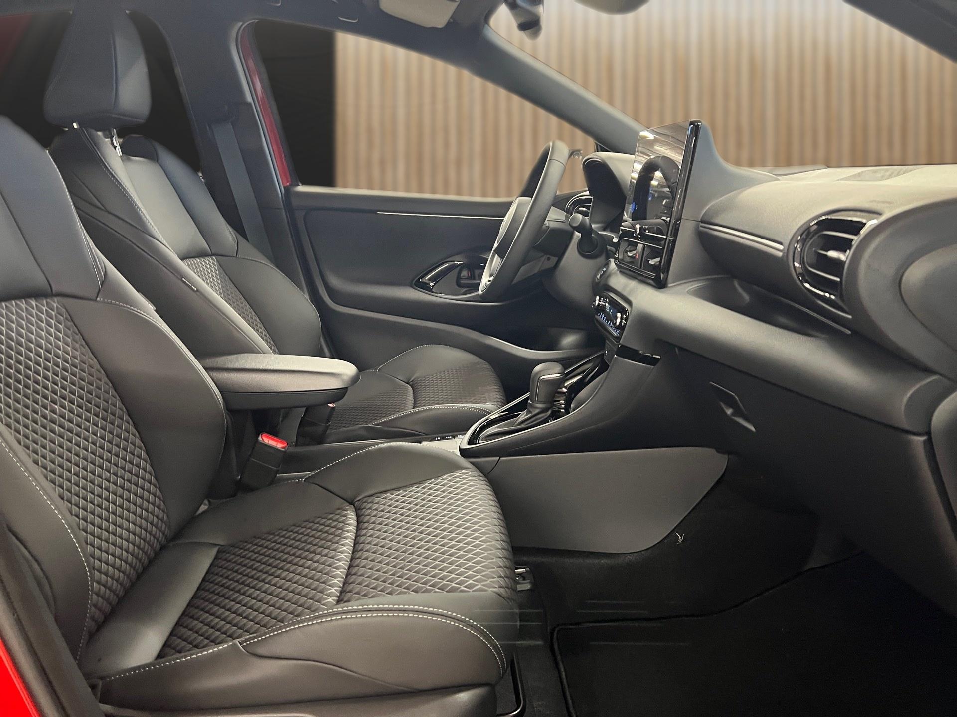 TOYOTA Yaris 1.5 Premium e-CVT-image-15