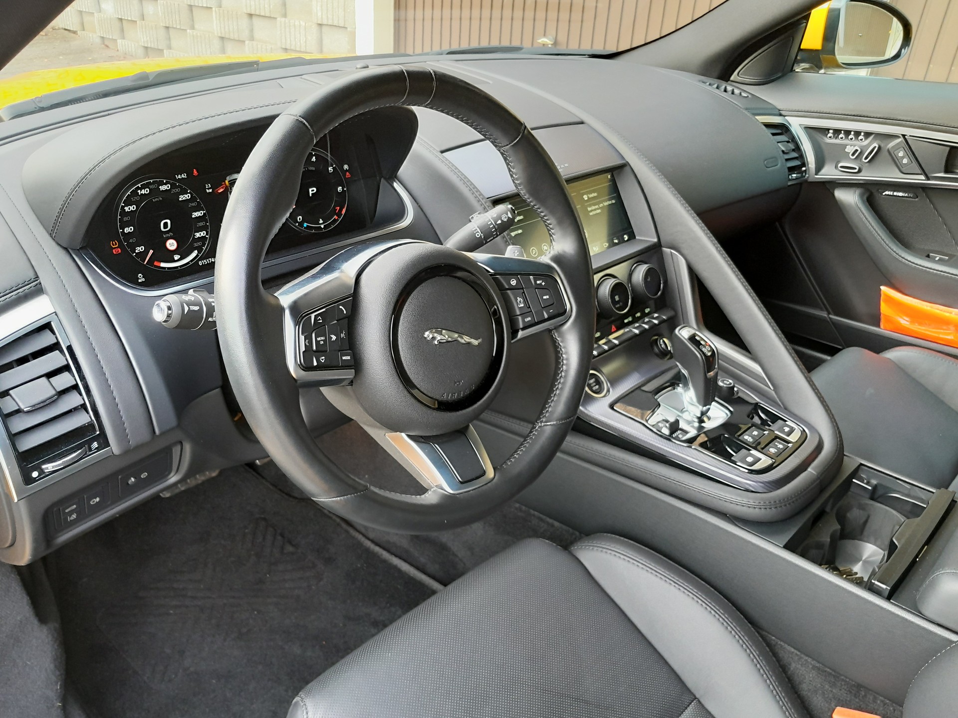 JAGUAR F-Type Convertible 5.0 V8 R-Dynamic AWD Automatik-image-1