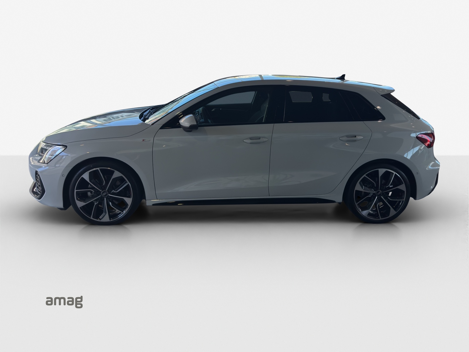 AUDI A3 Sportback TFSI 110 kW S line Attraction S tronic-image-1