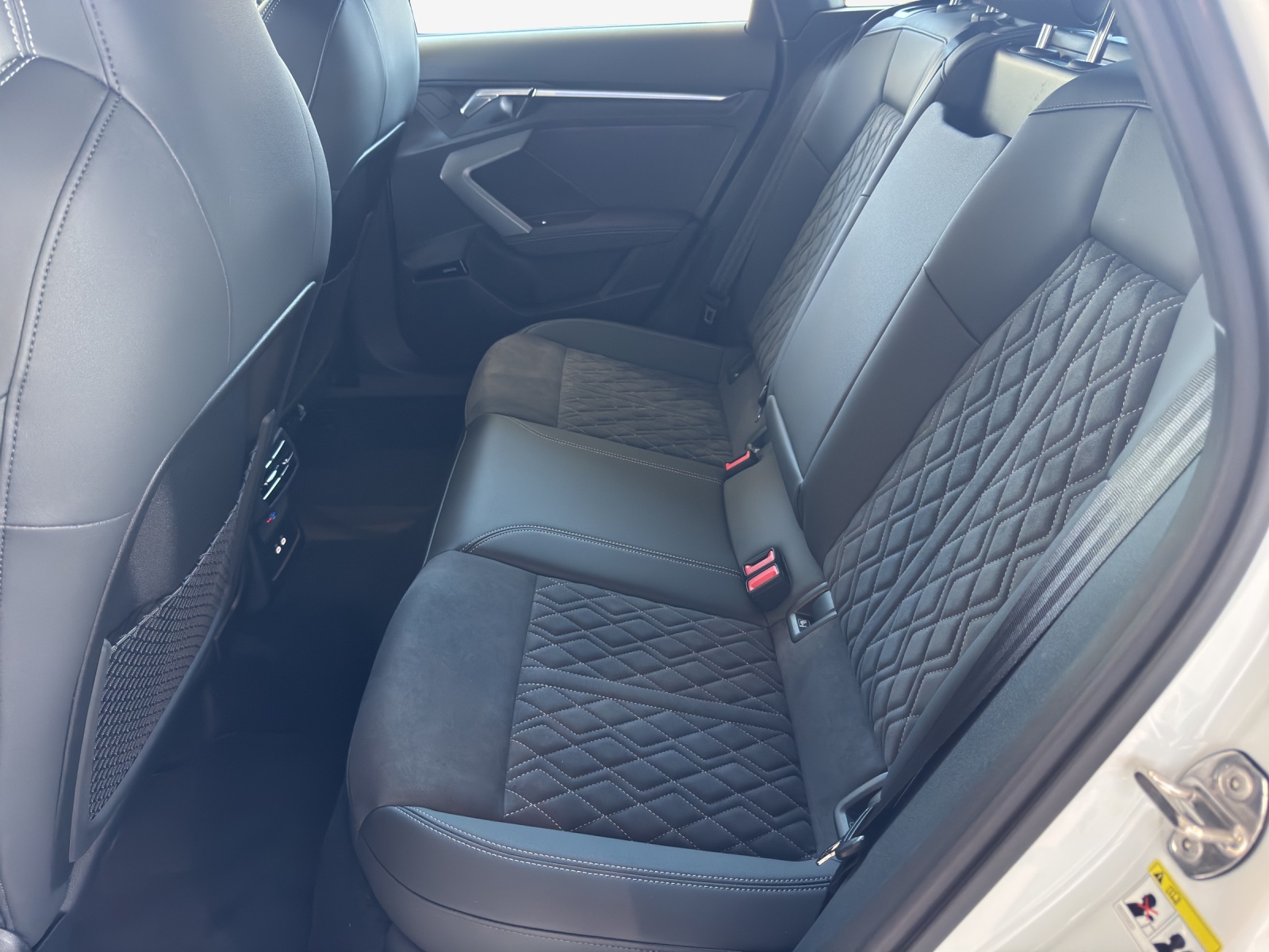AUDI A3 Sportback TFSI 110 kW S line Attraction S tronic-image-11