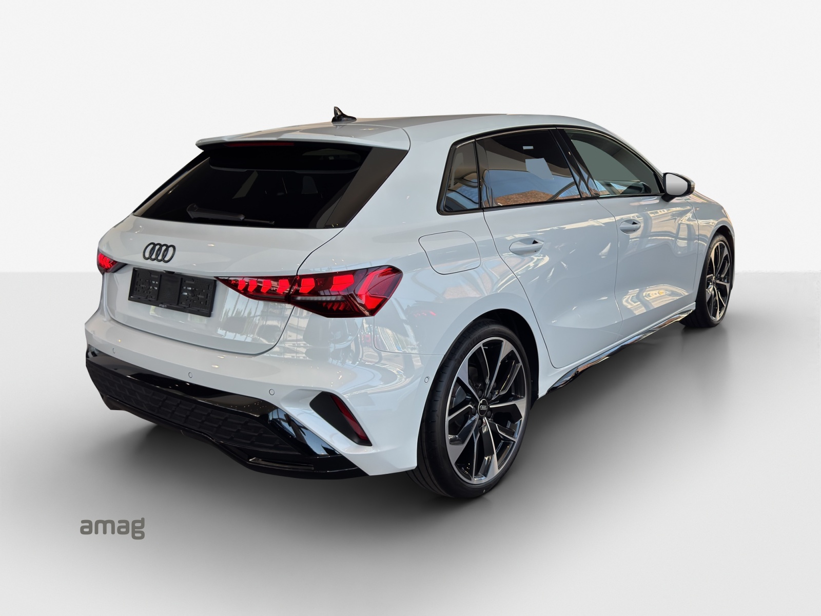 AUDI A3 Sportback TFSI 110 kW S line Attraction S tronic-image-4