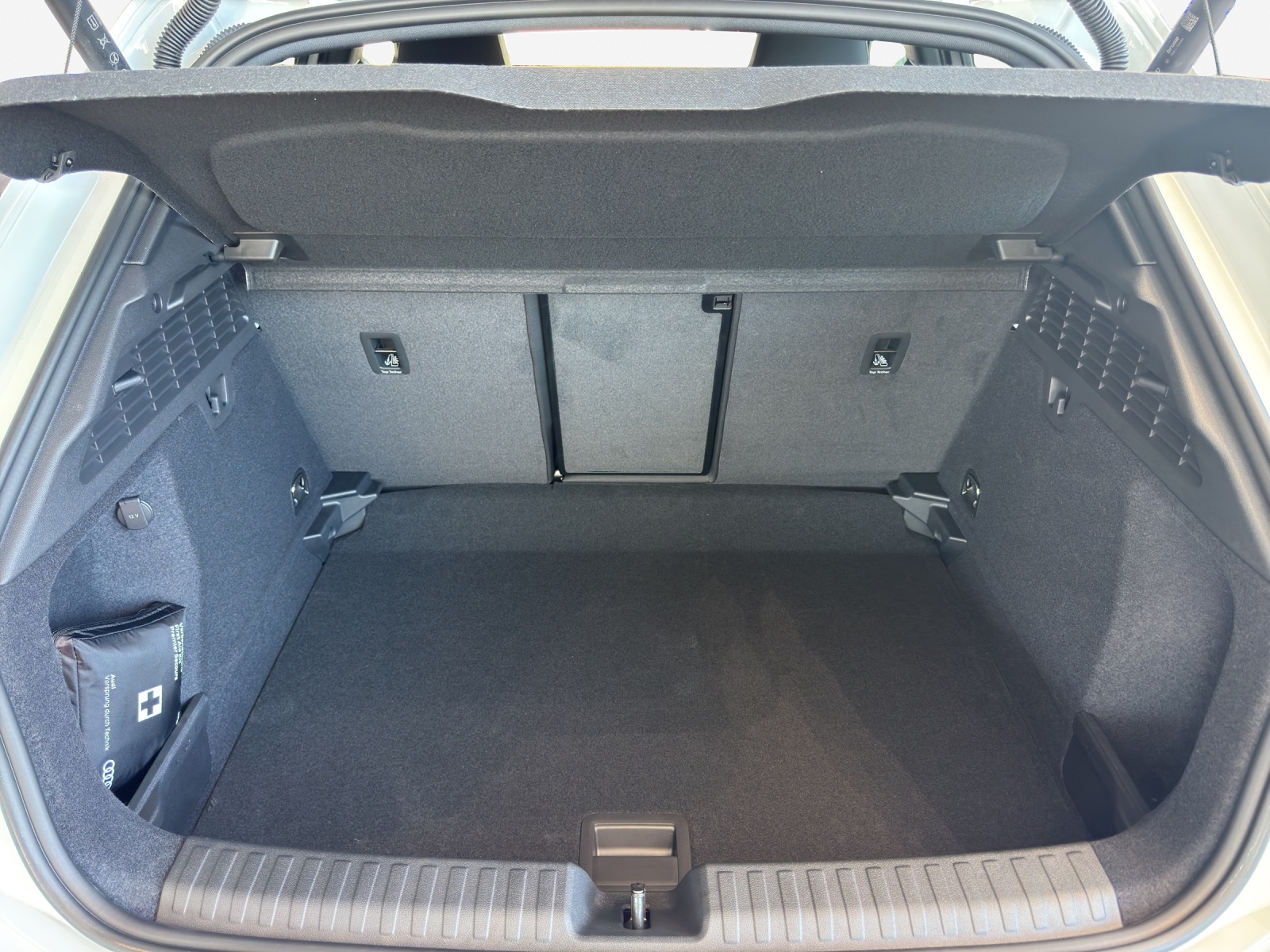AUDI A3 Sportback TFSI 110 kW S line Attraction S tronic-image-12