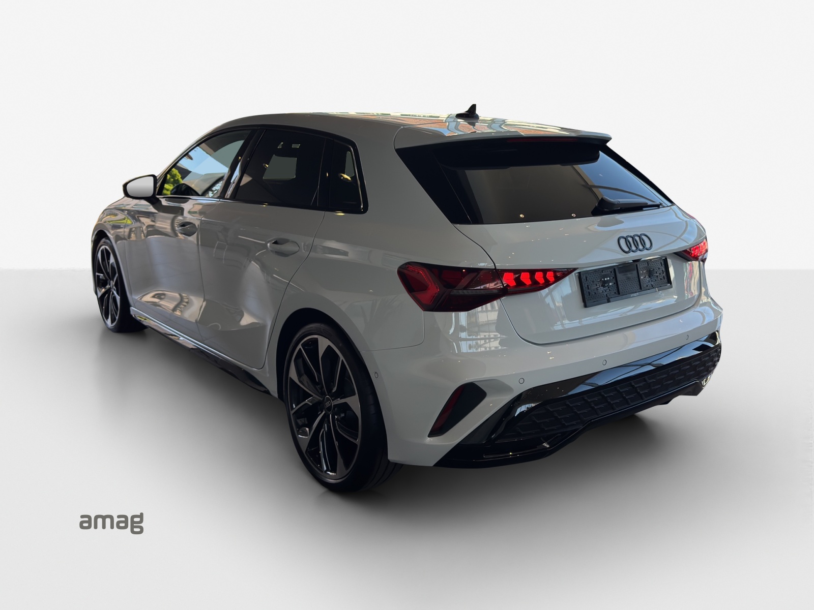 AUDI A3 Sportback TFSI 110 kW S line Attraction S tronic-image-2