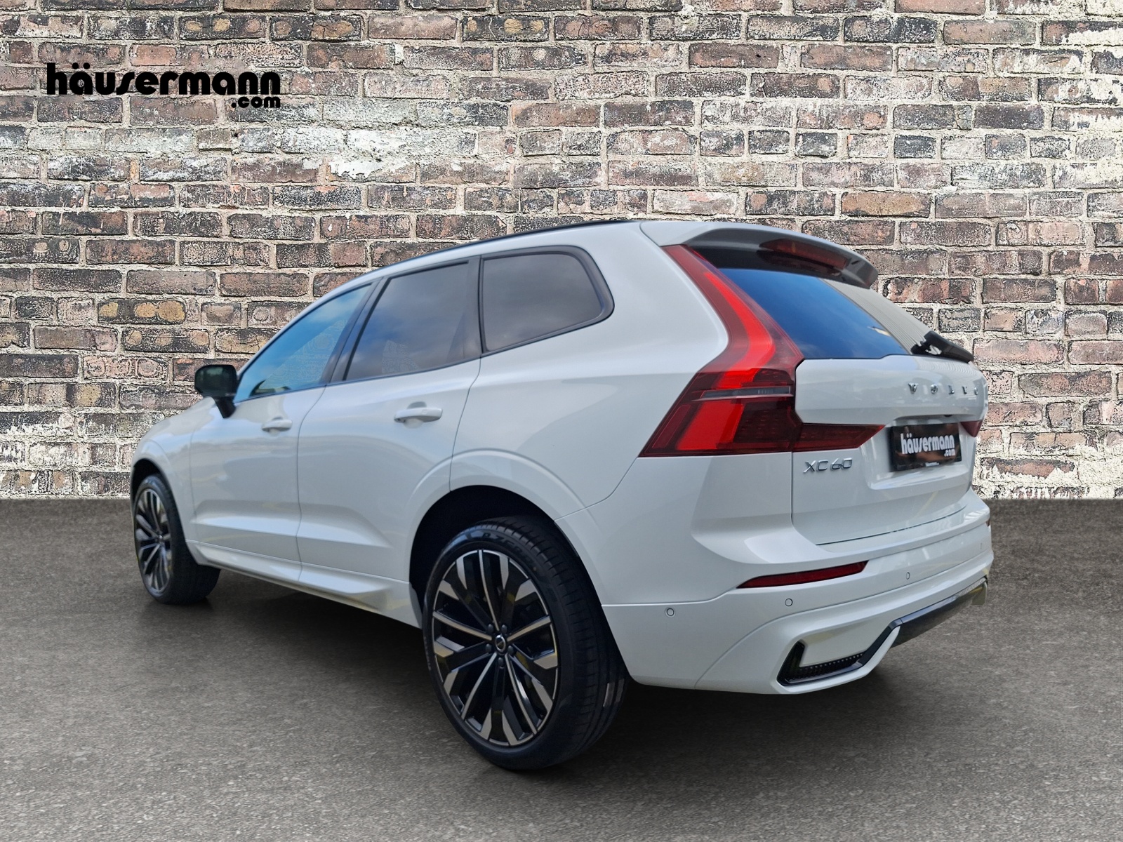 VOLVO XC60 2.0 B5 MH Ultra Dark AWD-image-1