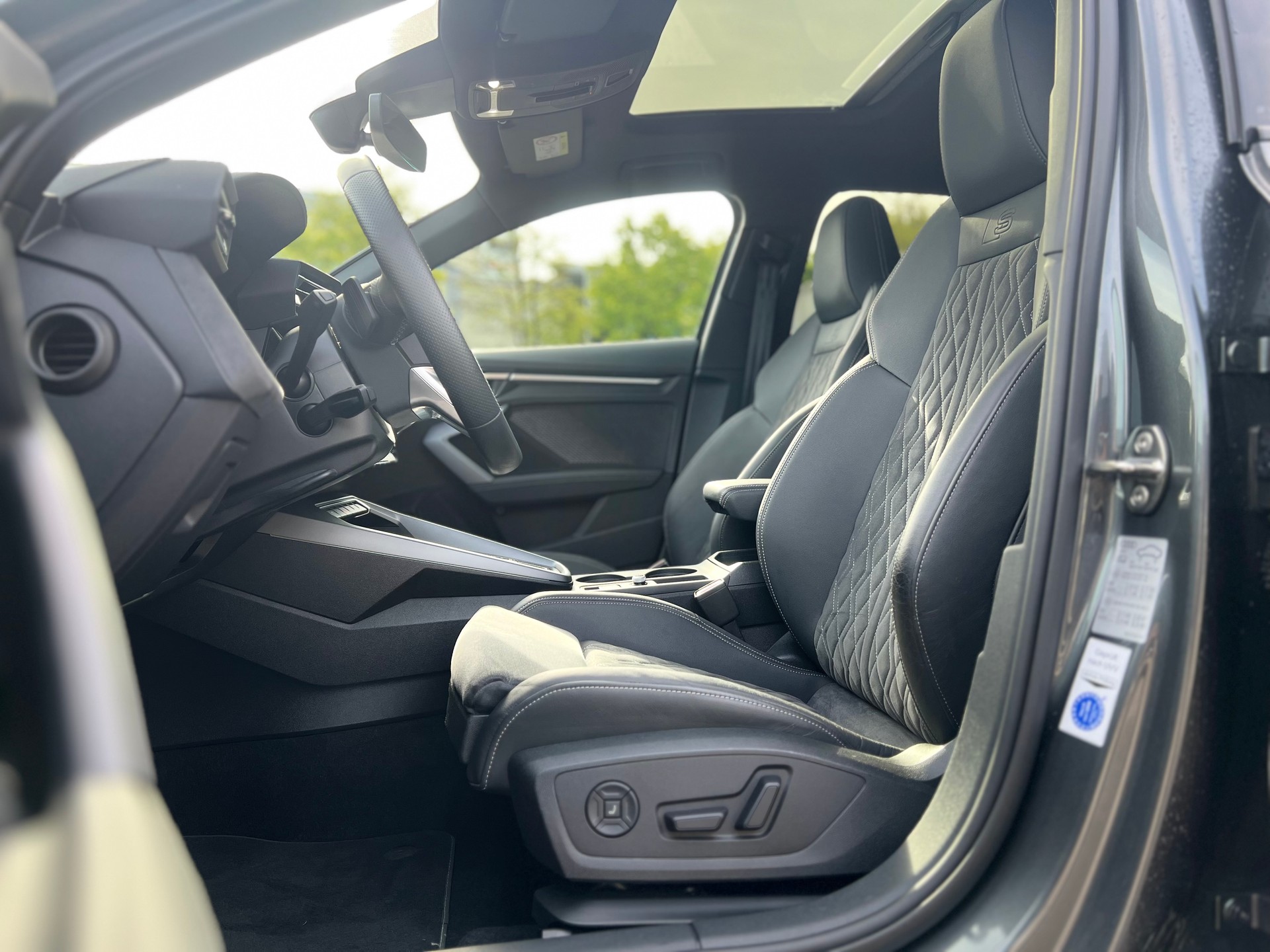 AUDI S3 Sportback TFSI quattro S-tronic-image-12