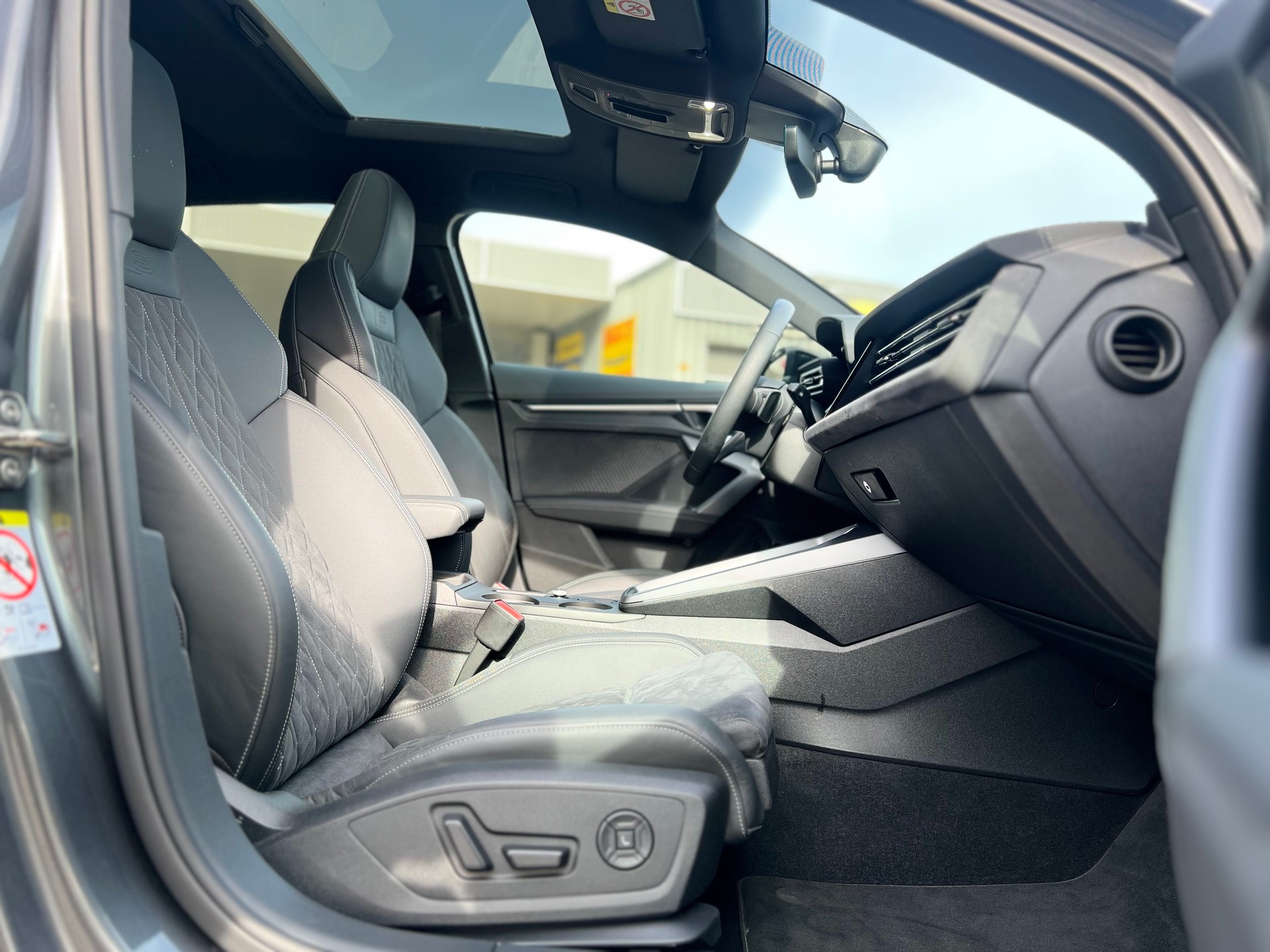 AUDI S3 Sportback TFSI quattro S-tronic-image-13