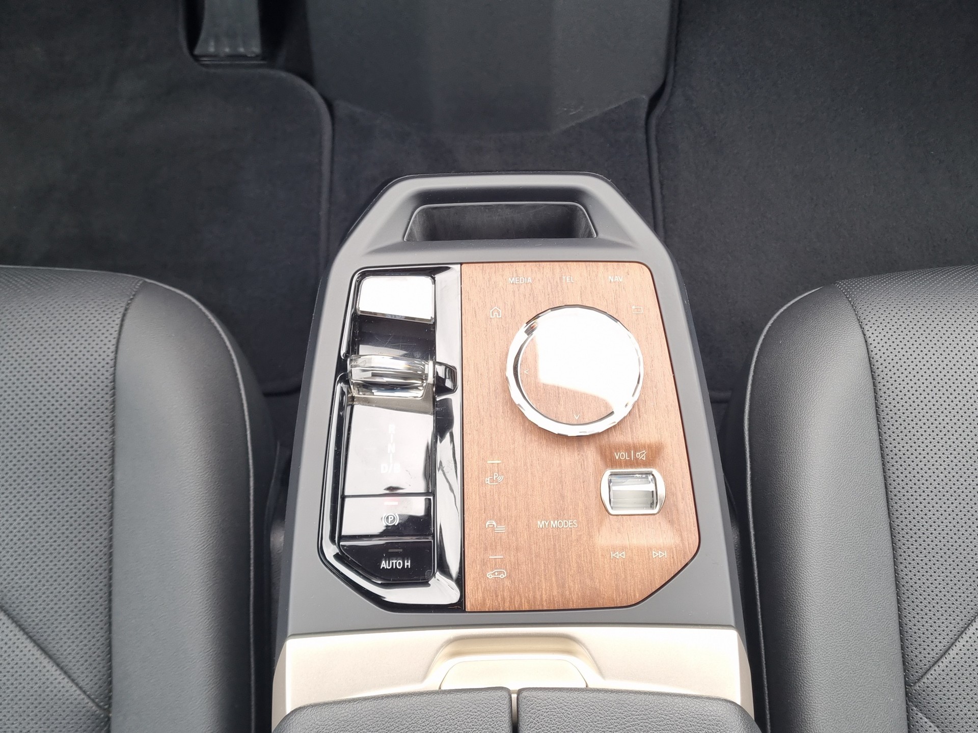 BMW iX xDrive50-image-17