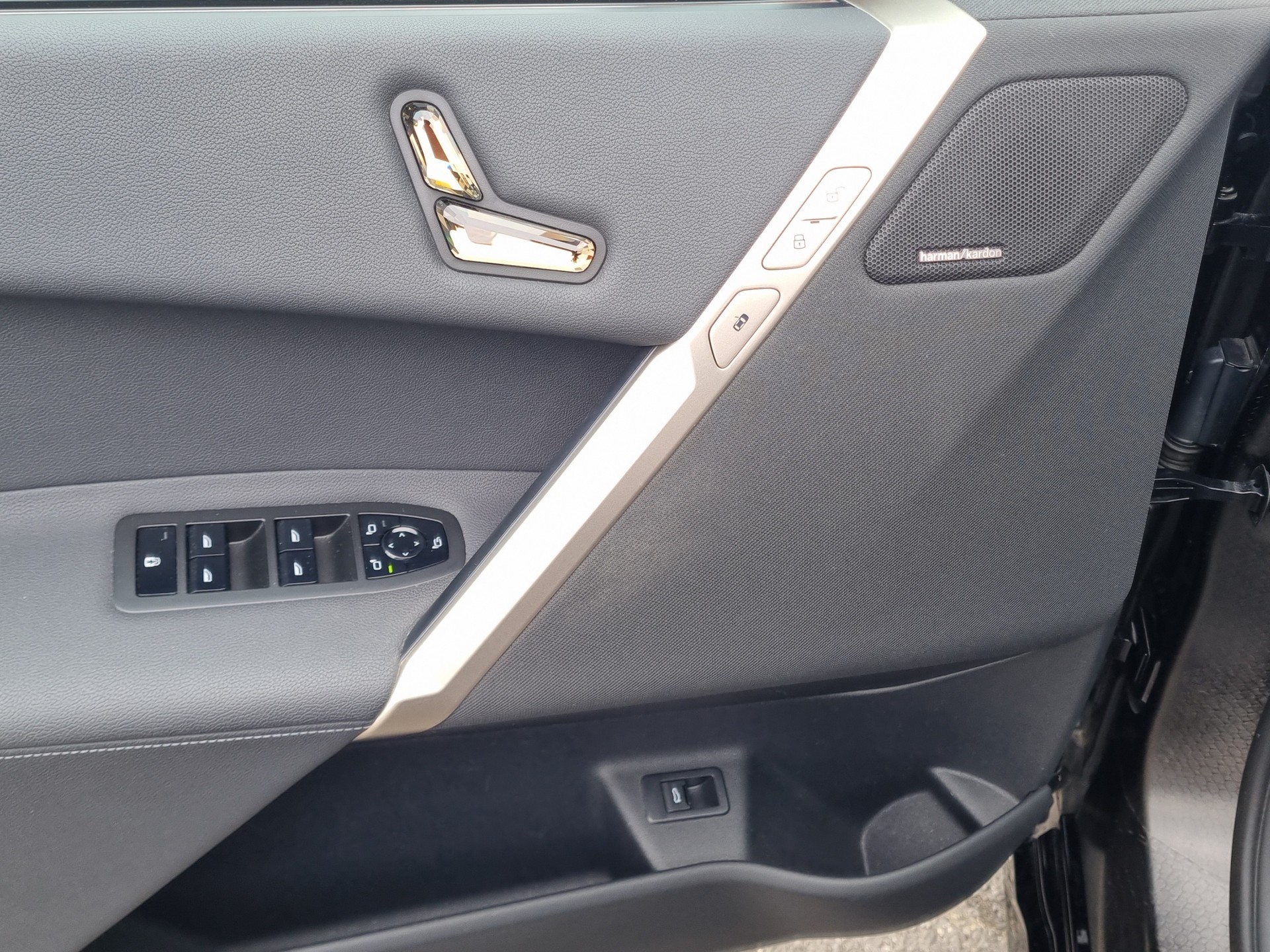 BMW iX xDrive50-image-12