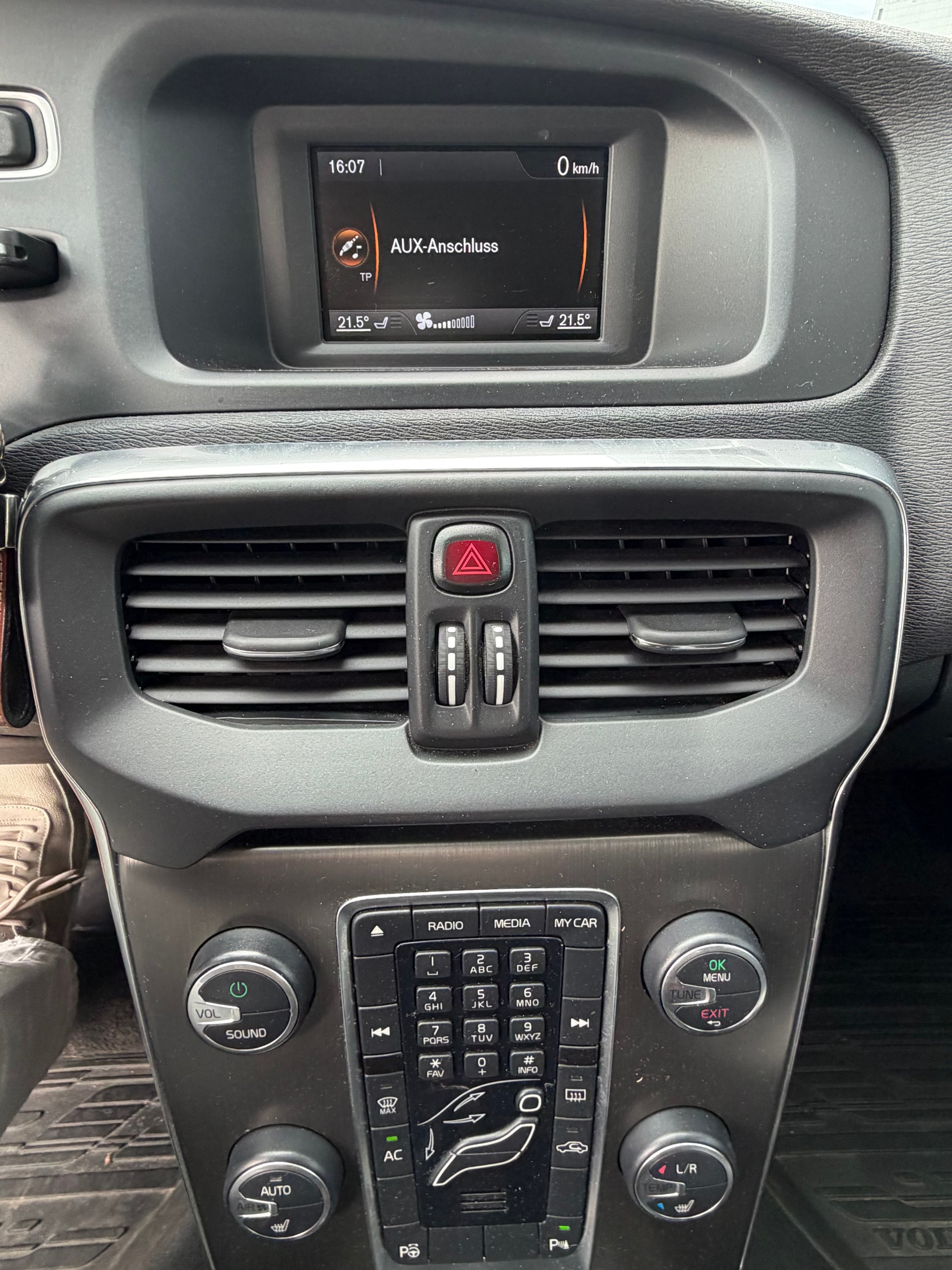 VOLVO V40 D4 SPORT-image-11