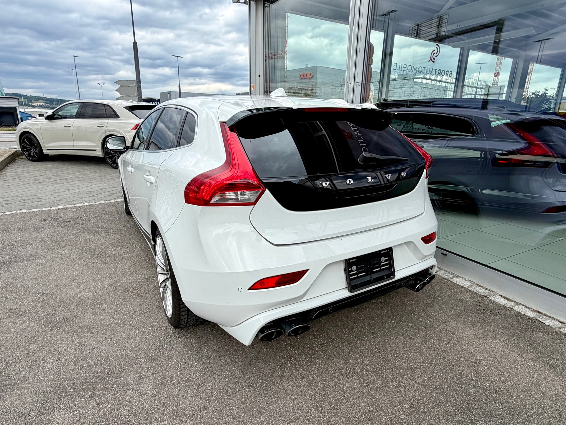 VOLVO V40 D4 SPORT-image-5