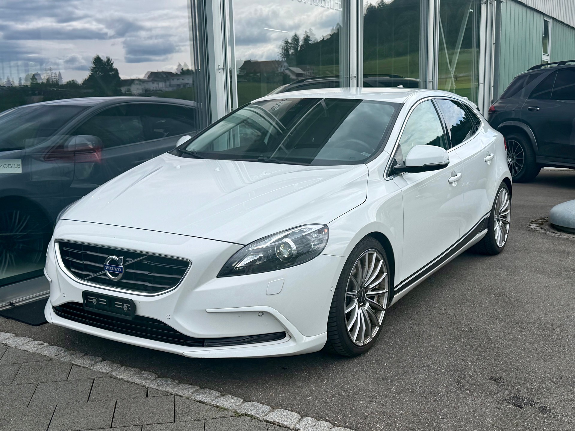 VOLVO V40 D4 SPORT-showroom-element-1