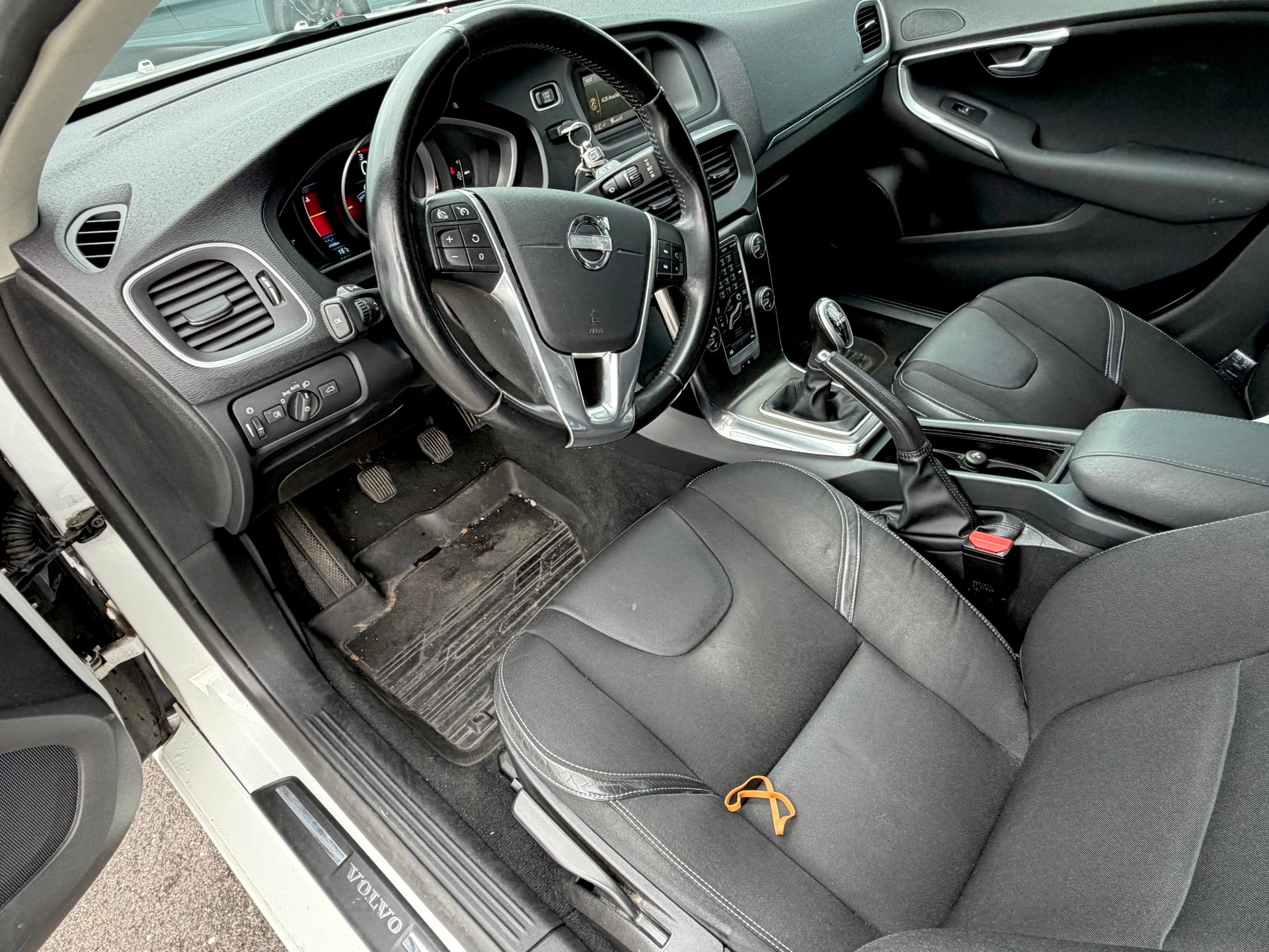 VOLVO V40 D4 SPORT-image-10