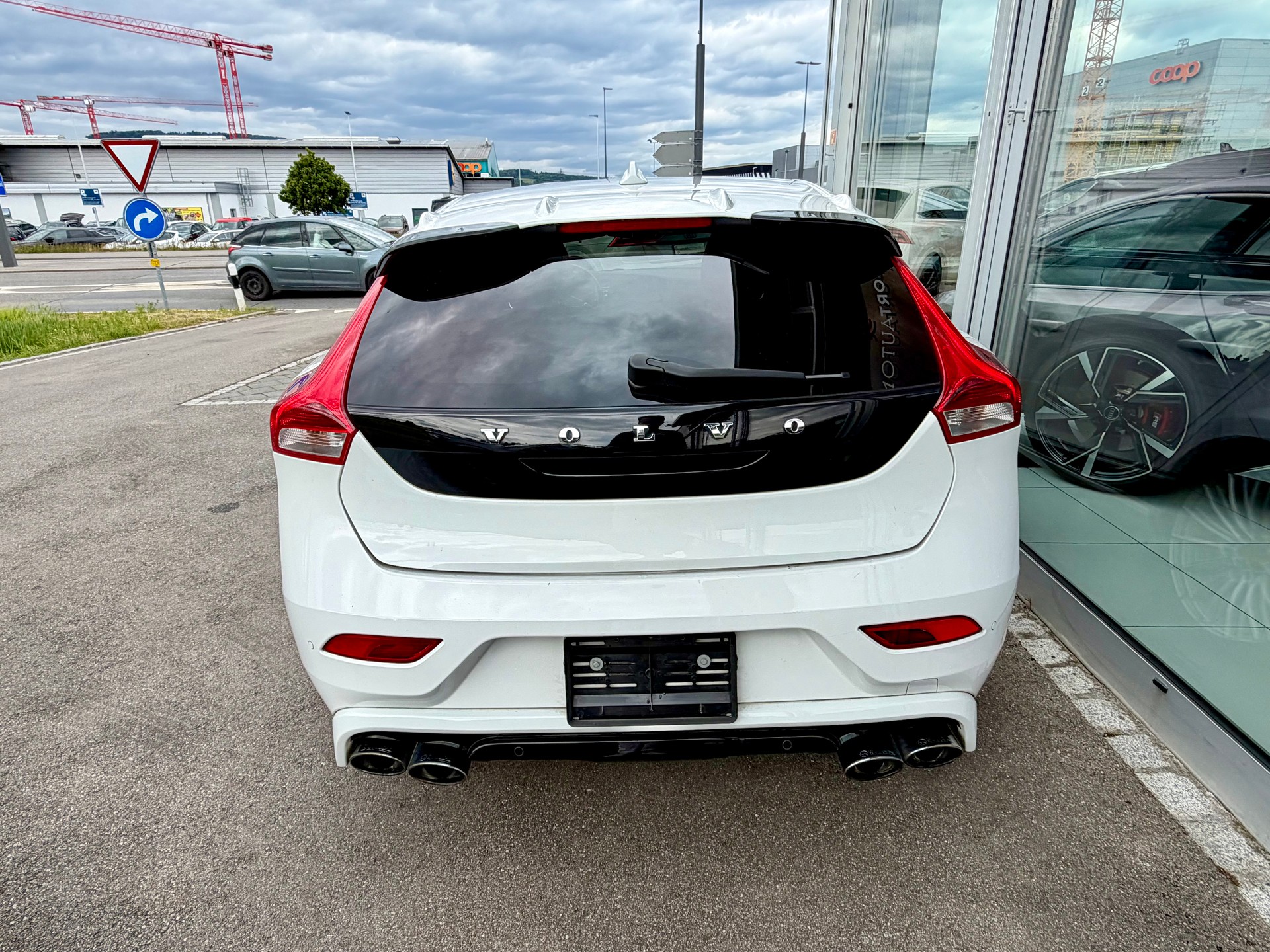 VOLVO V40 D4 SPORT-image-9