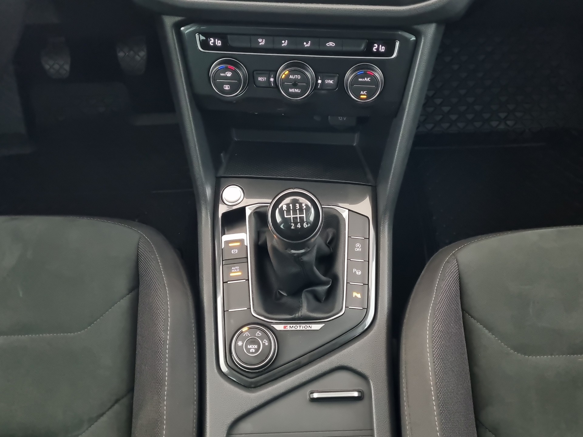 VW Tiguan 2.0 TDI SCR Highline *R-Line*-image-9