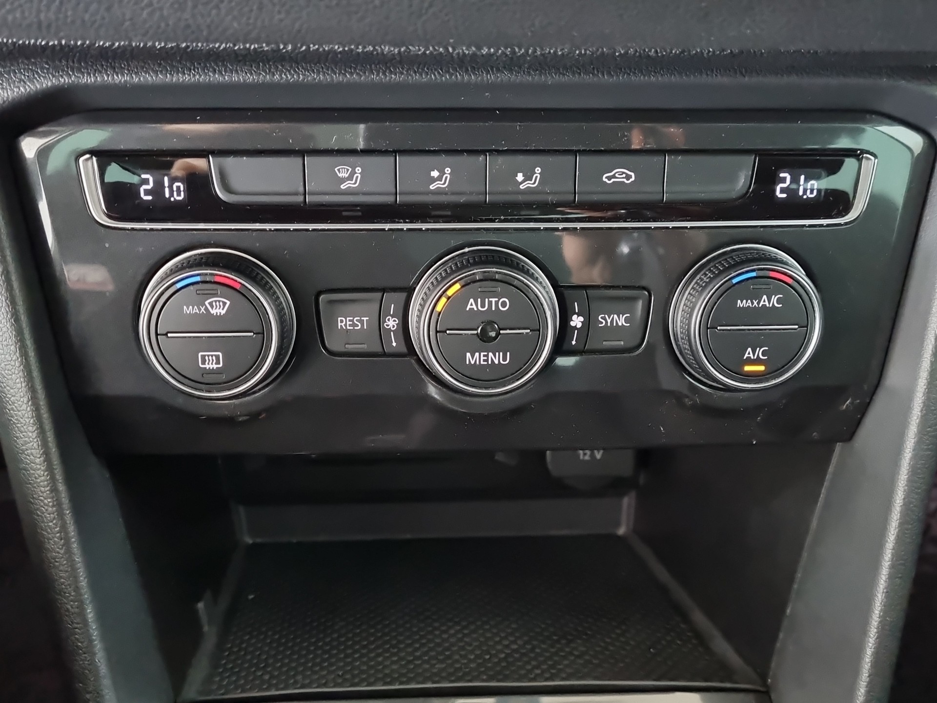 VW Tiguan 2.0 TDI SCR Highline *R-Line*-image-15