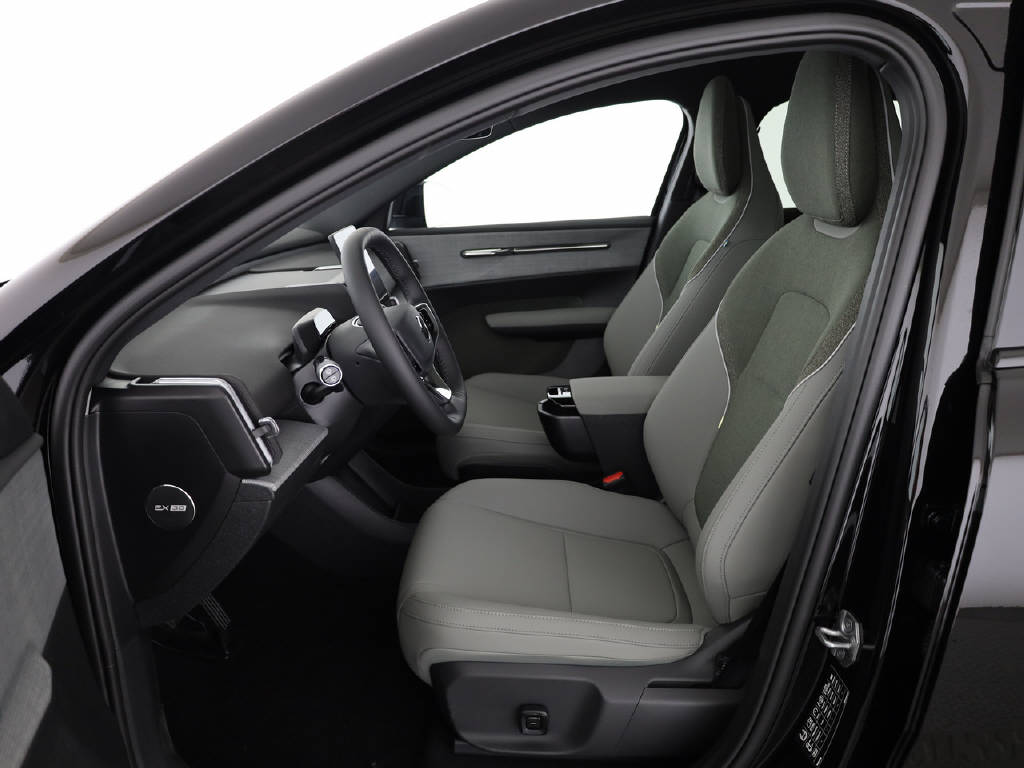 VOLVO EX 30 Cross Country P8 Ultra AWD-image-1