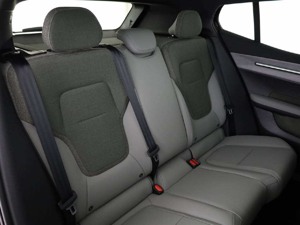 VOLVO EX 30 Cross Country P8 Ultra AWD-image-2