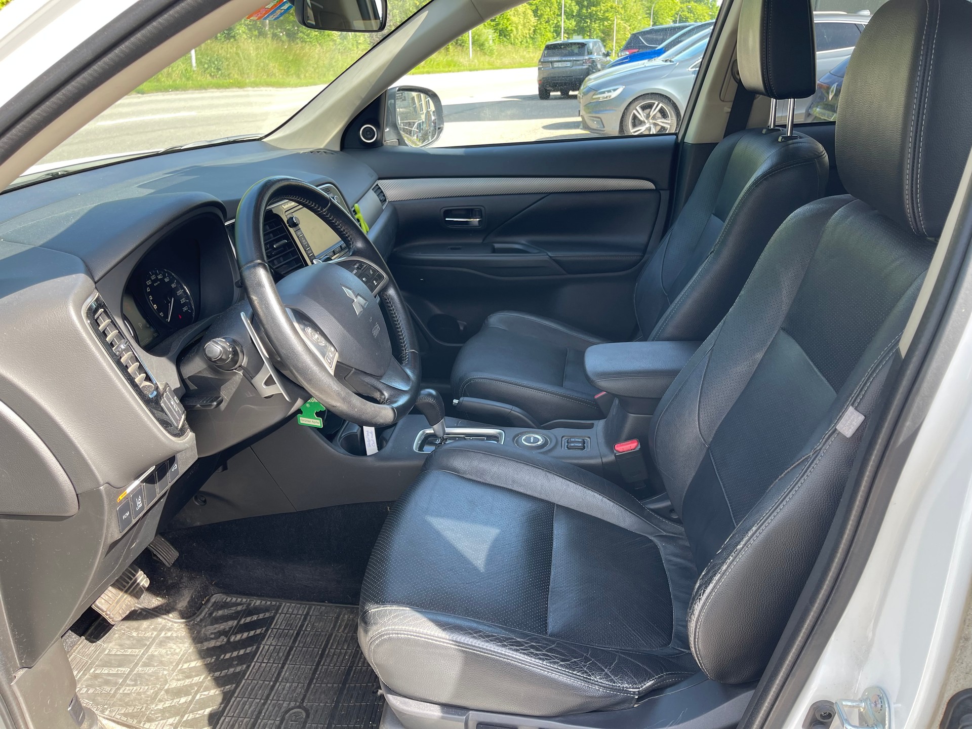 MITSUBISHI Outlander 2.2 DID Navigator 4WD Automatic-image-7