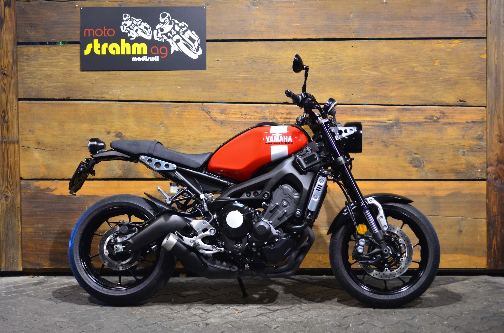 YAMAHA XSR 900 ABS-showroom-element-1