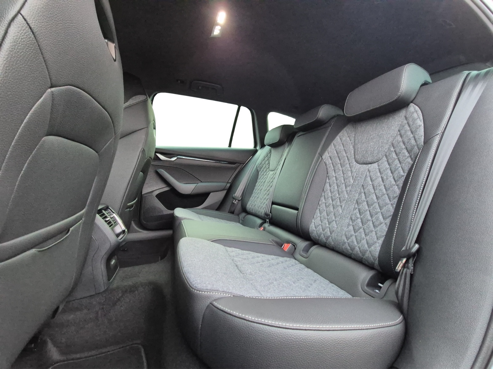 SKODA Octavia Combi 2.0 TSI Dynamic 4x4 DSG-image-9