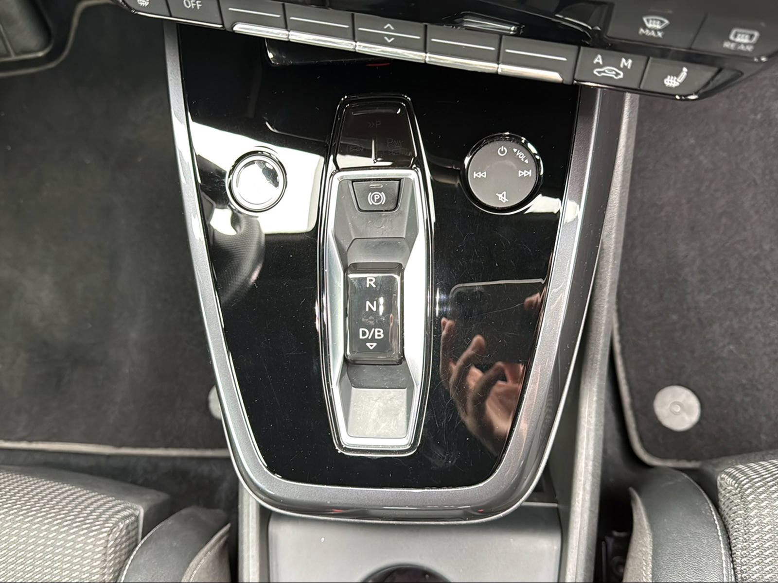AUDI Q4 e-tron 40-image-14