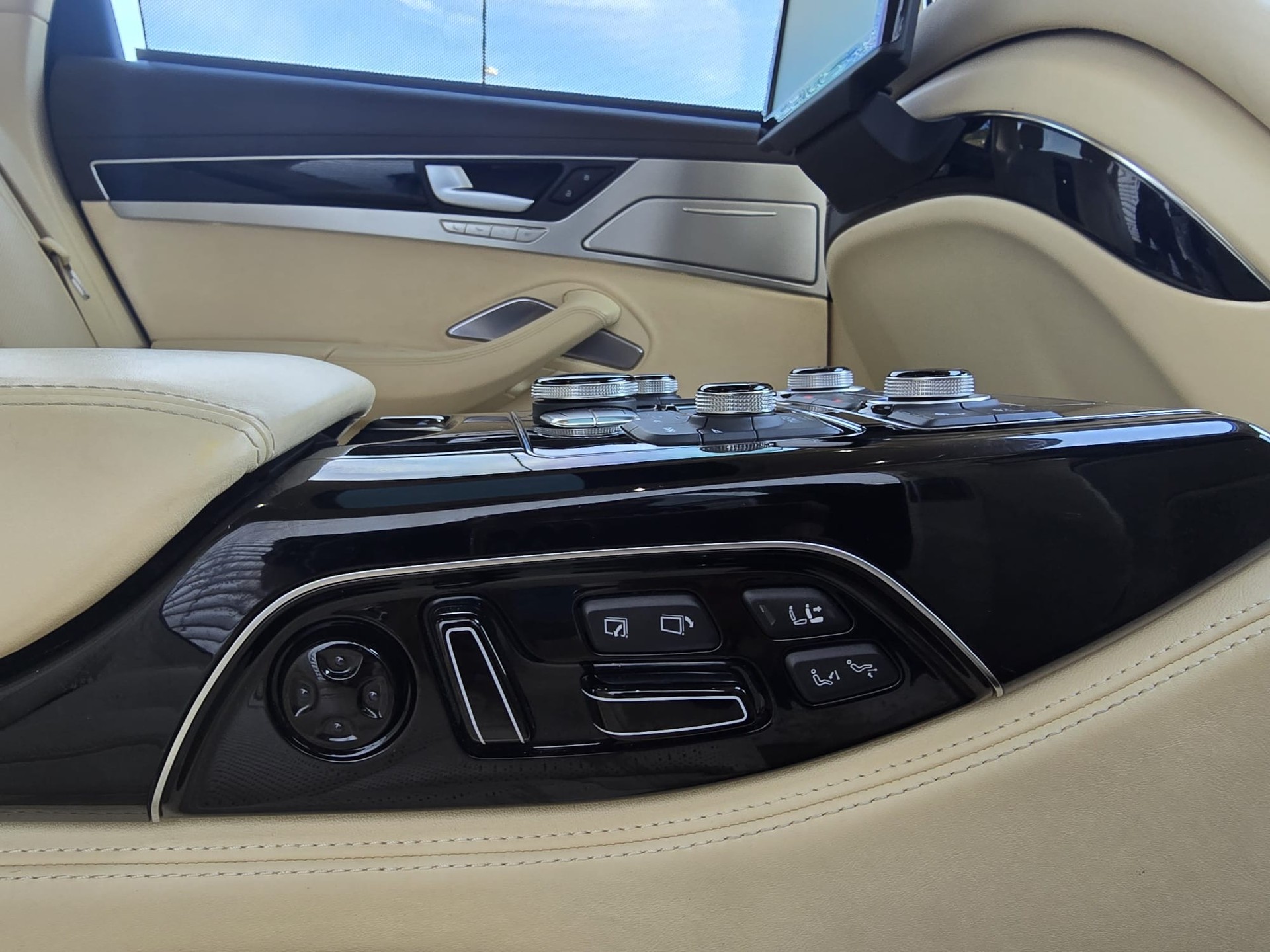 AUDI A8 L 4.0 TFSI-image-18