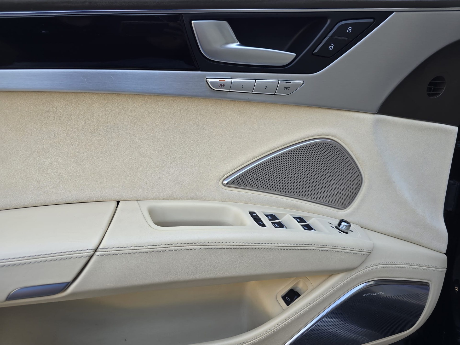 AUDI A8 L 4.0 TFSI-image-24