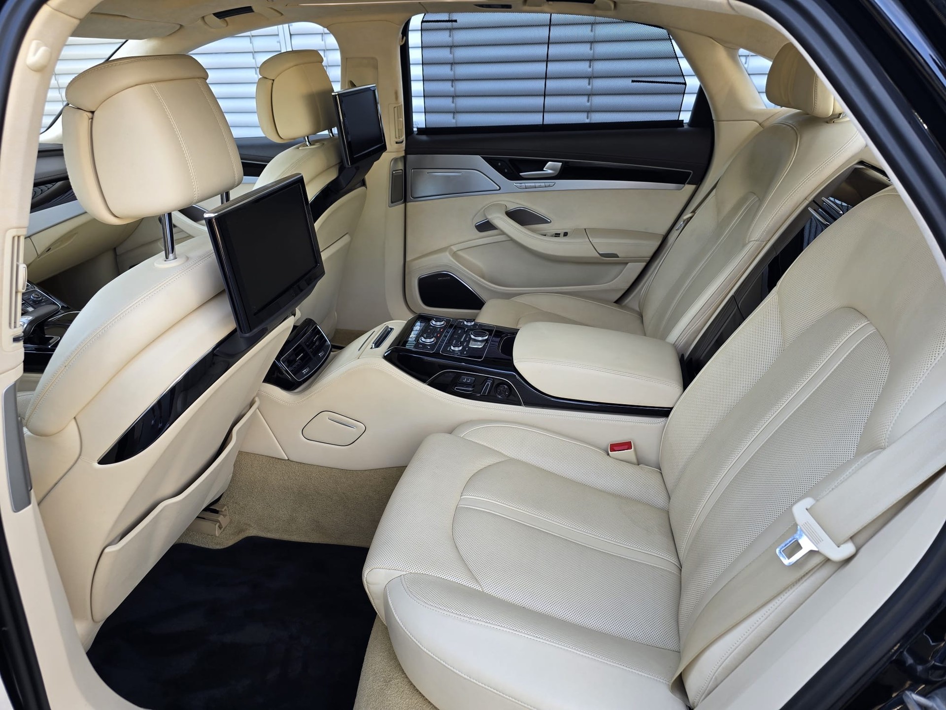 AUDI A8 L 4.0 TFSI-image-19