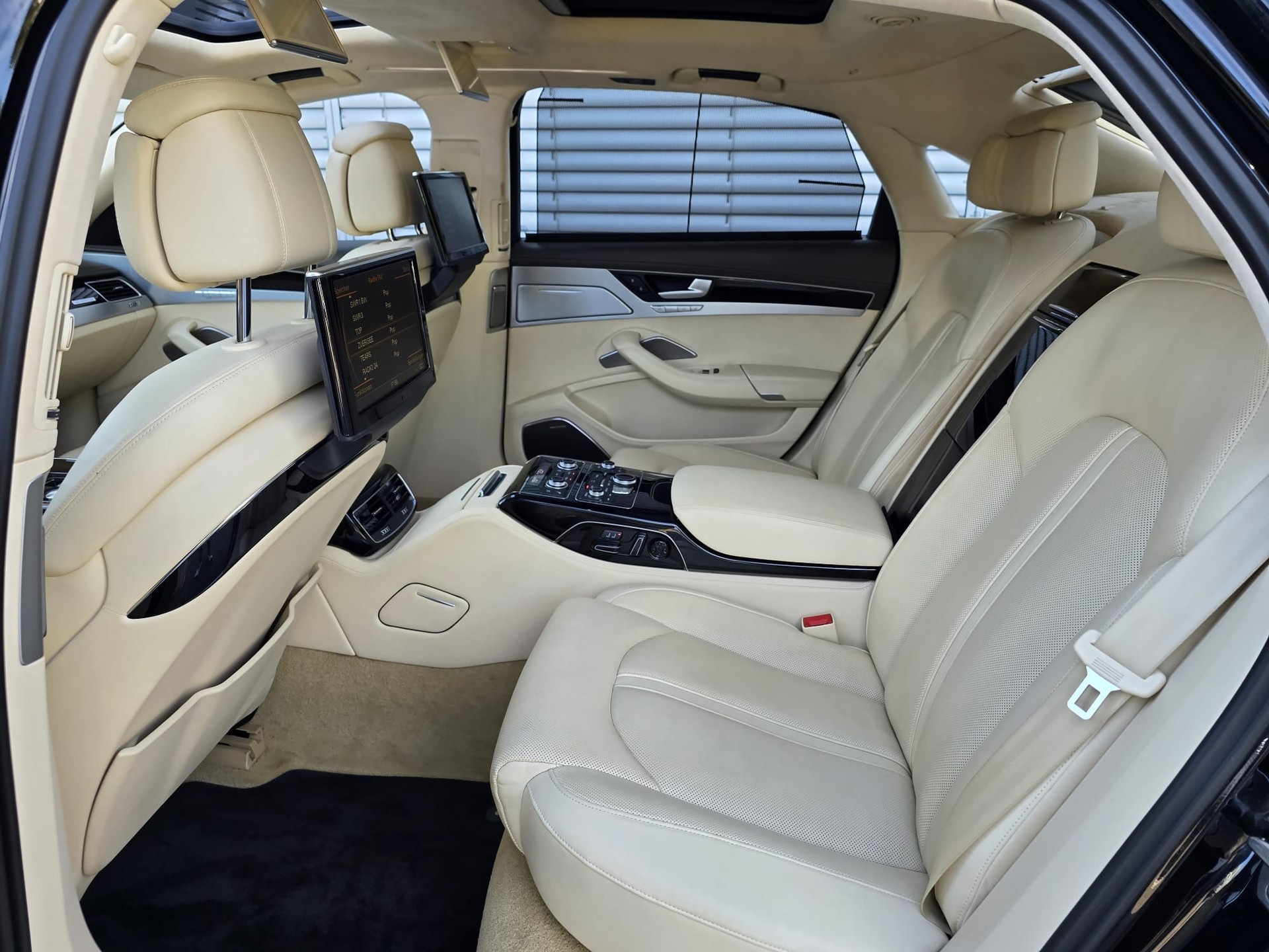 AUDI A8 L 4.0 TFSI-image-22