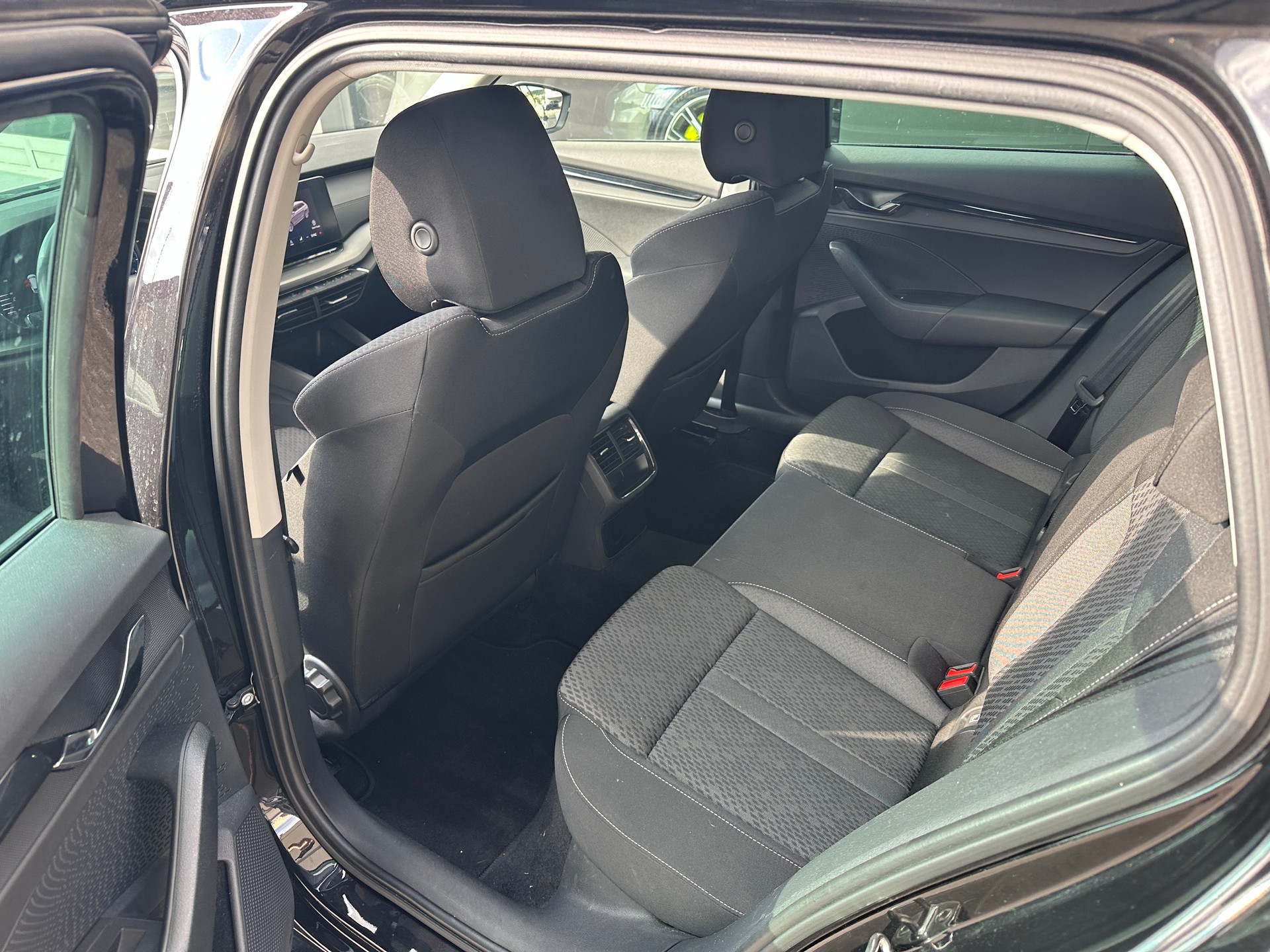 SKODA Octavia Combi 2.0 TDI DSG Ambition 4x4-image-9
