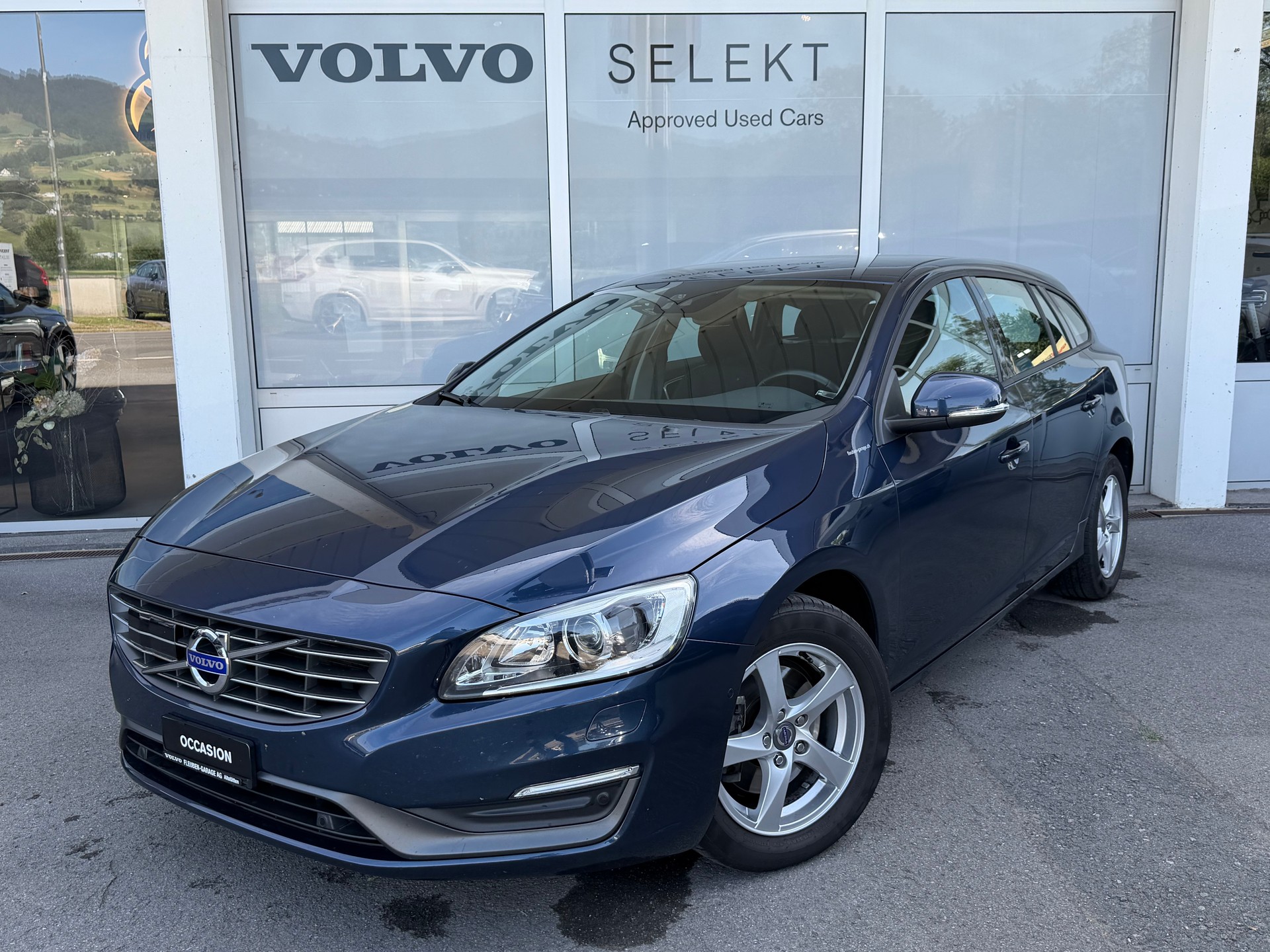 VOLVO V60 D4 Kinetic-image-0