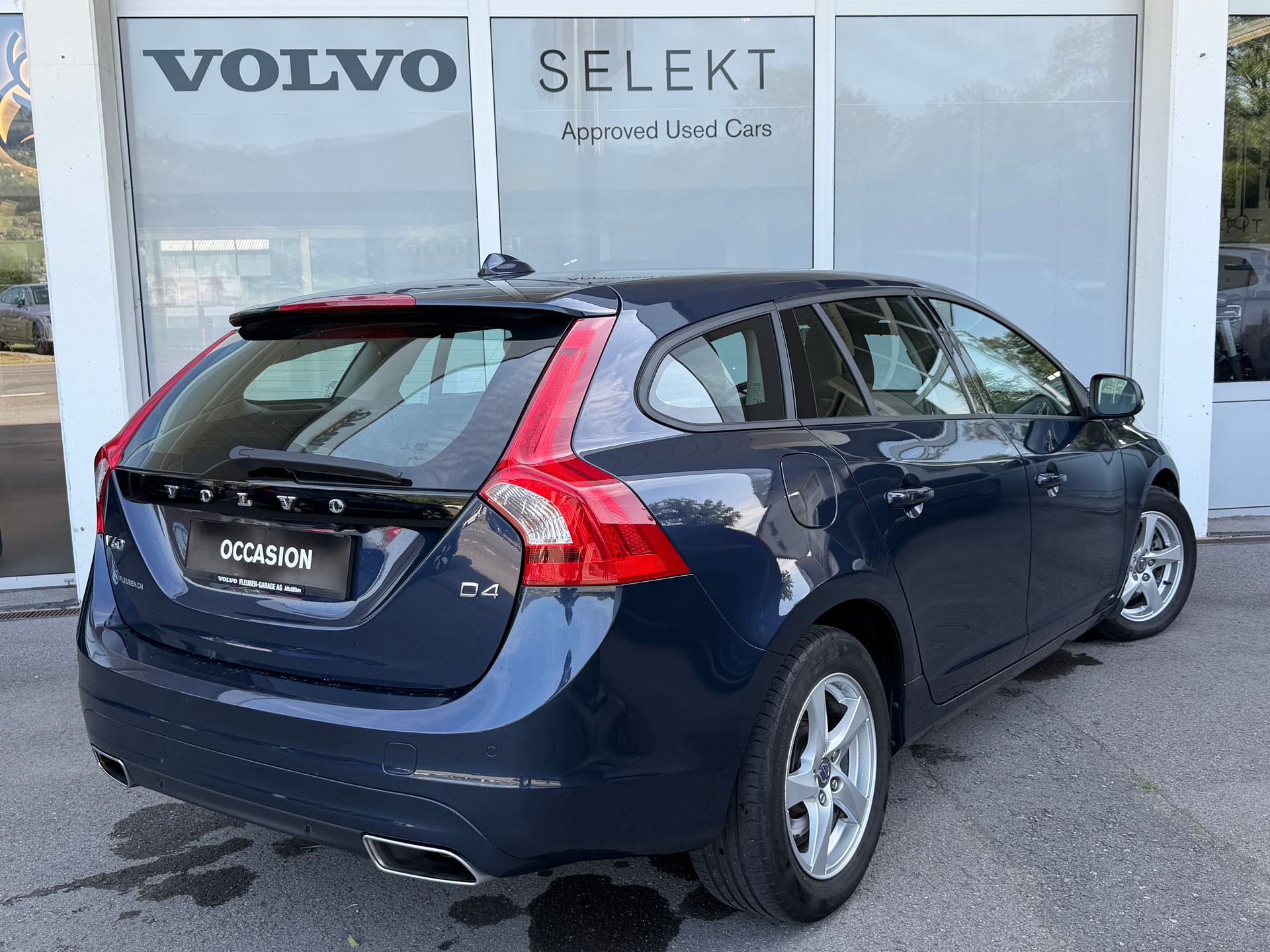 VOLVO V60 D4 Kinetic-image-1