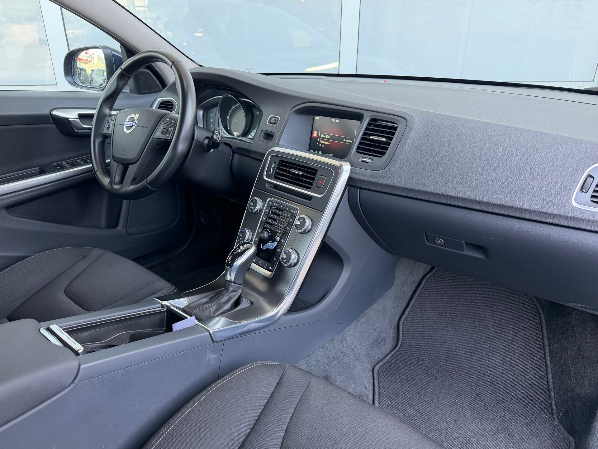 VOLVO V60 D4 Kinetic-image-2