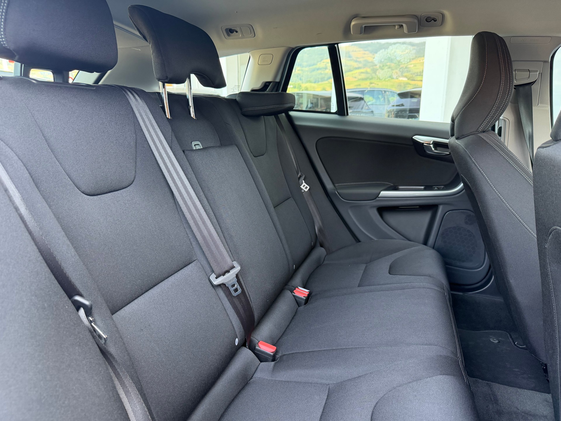 VOLVO V60 D4 Kinetic-image-4