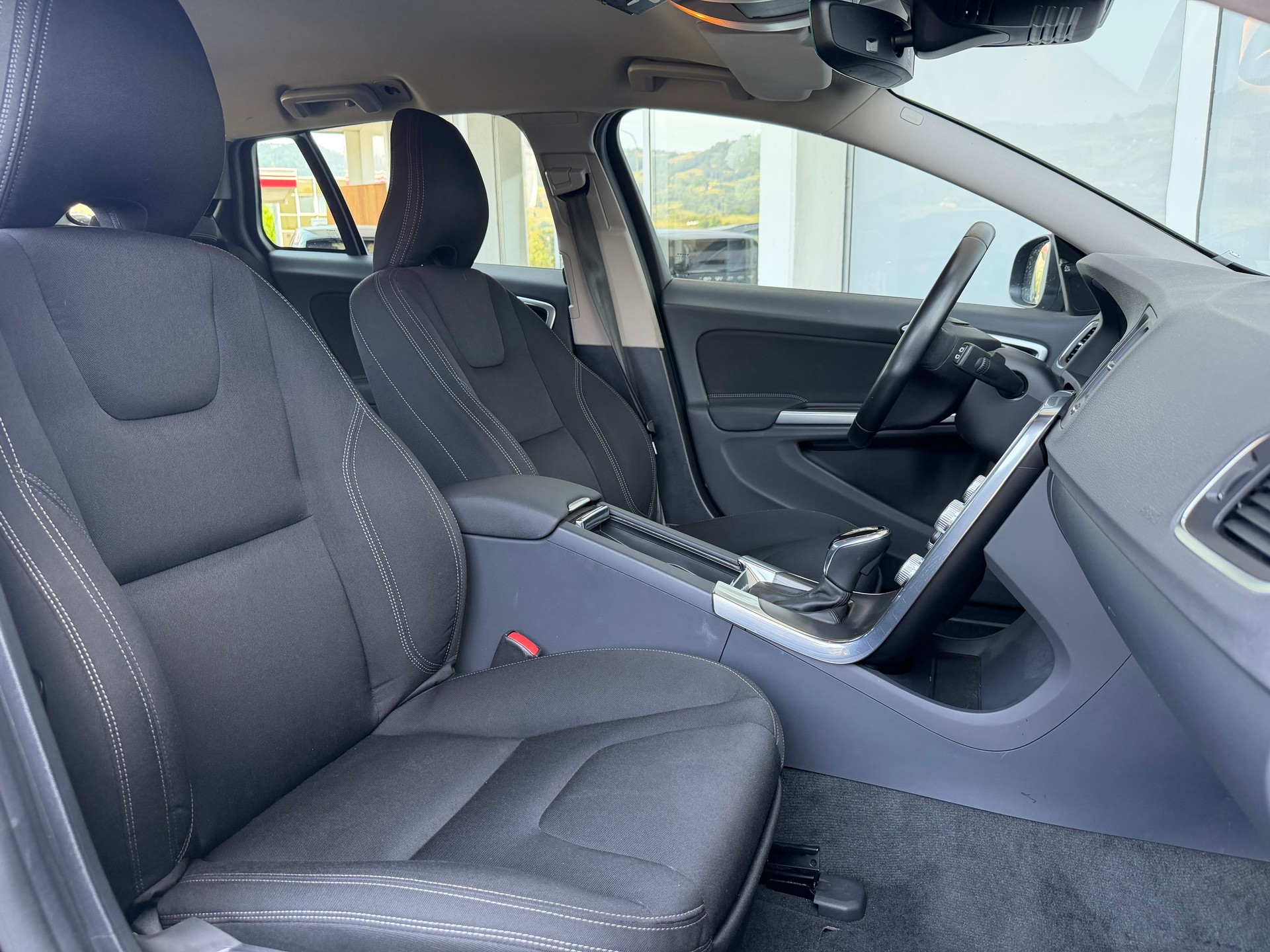 VOLVO V60 D4 Kinetic-image-3