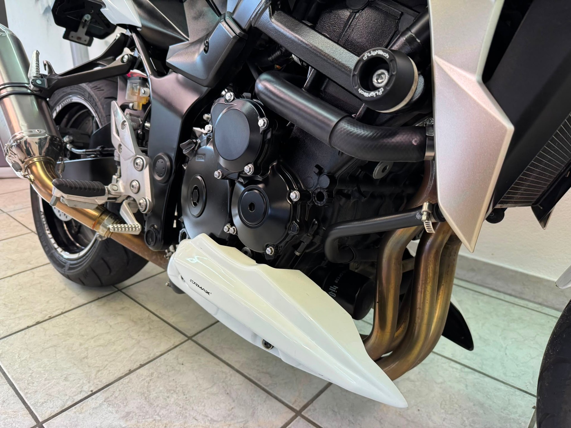 SUZUKI GSR 750-image-6
