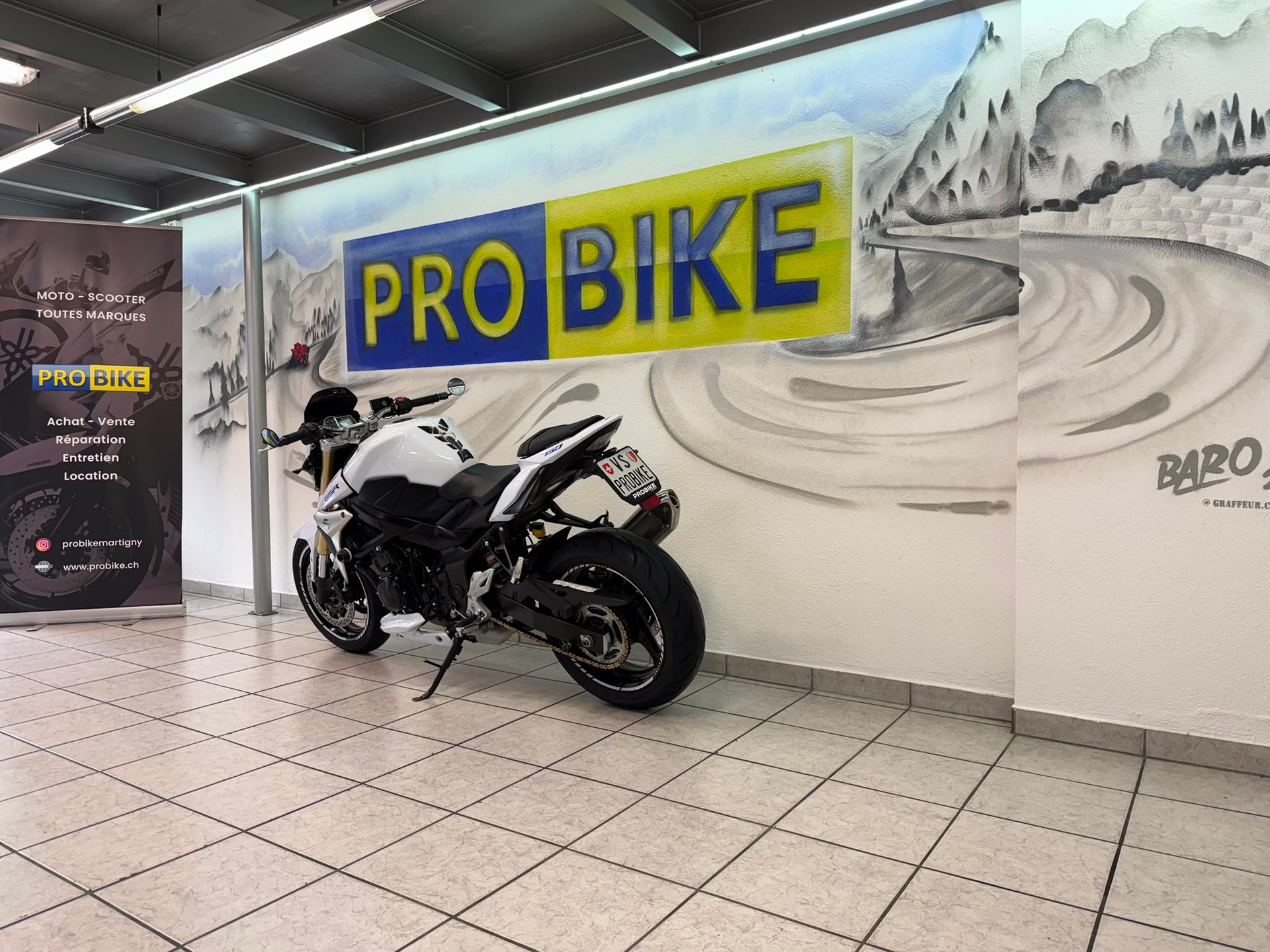 SUZUKI GSR 750-showroom-element-3