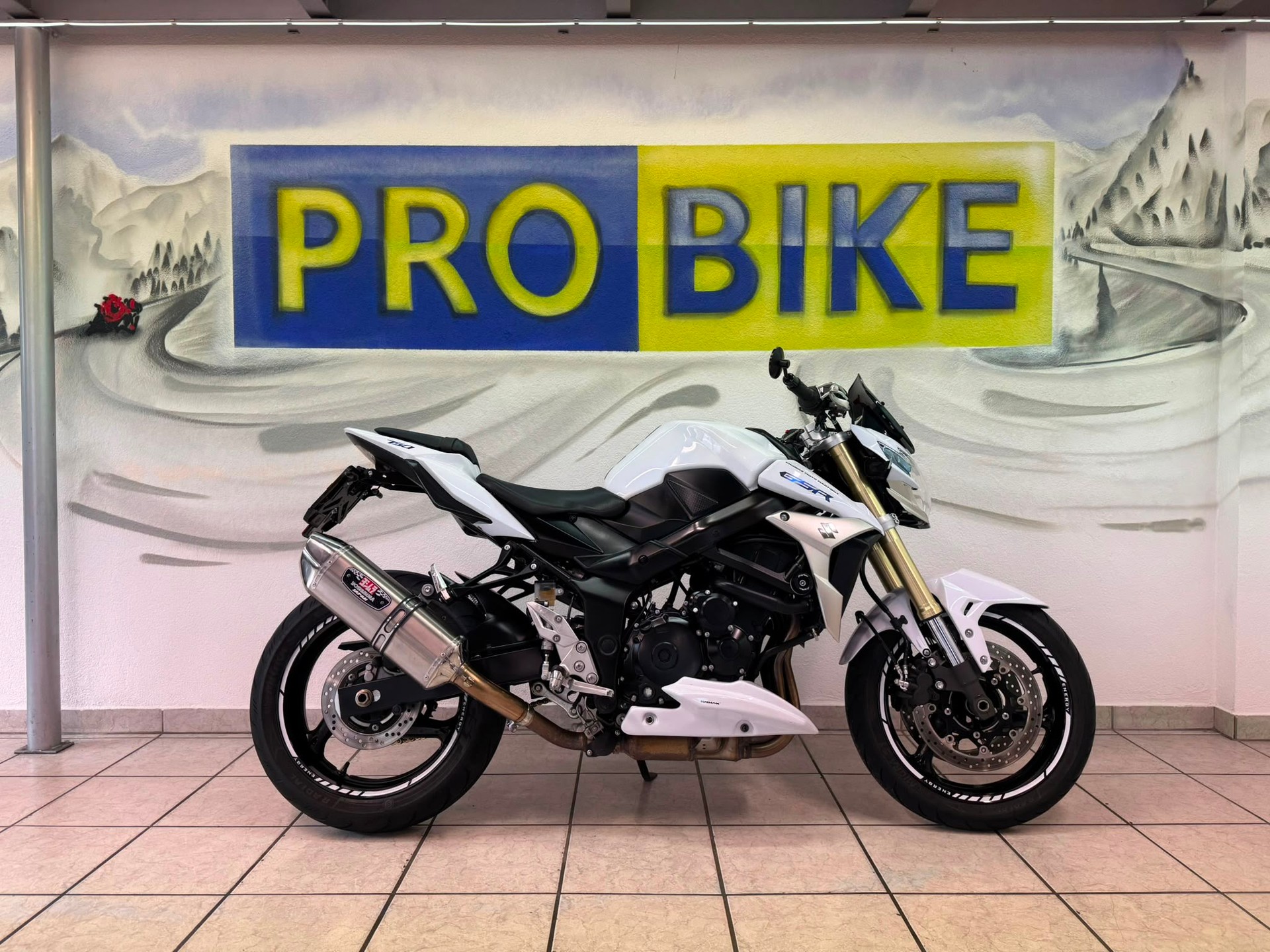 SUZUKI GSR 750-showroom-element-1