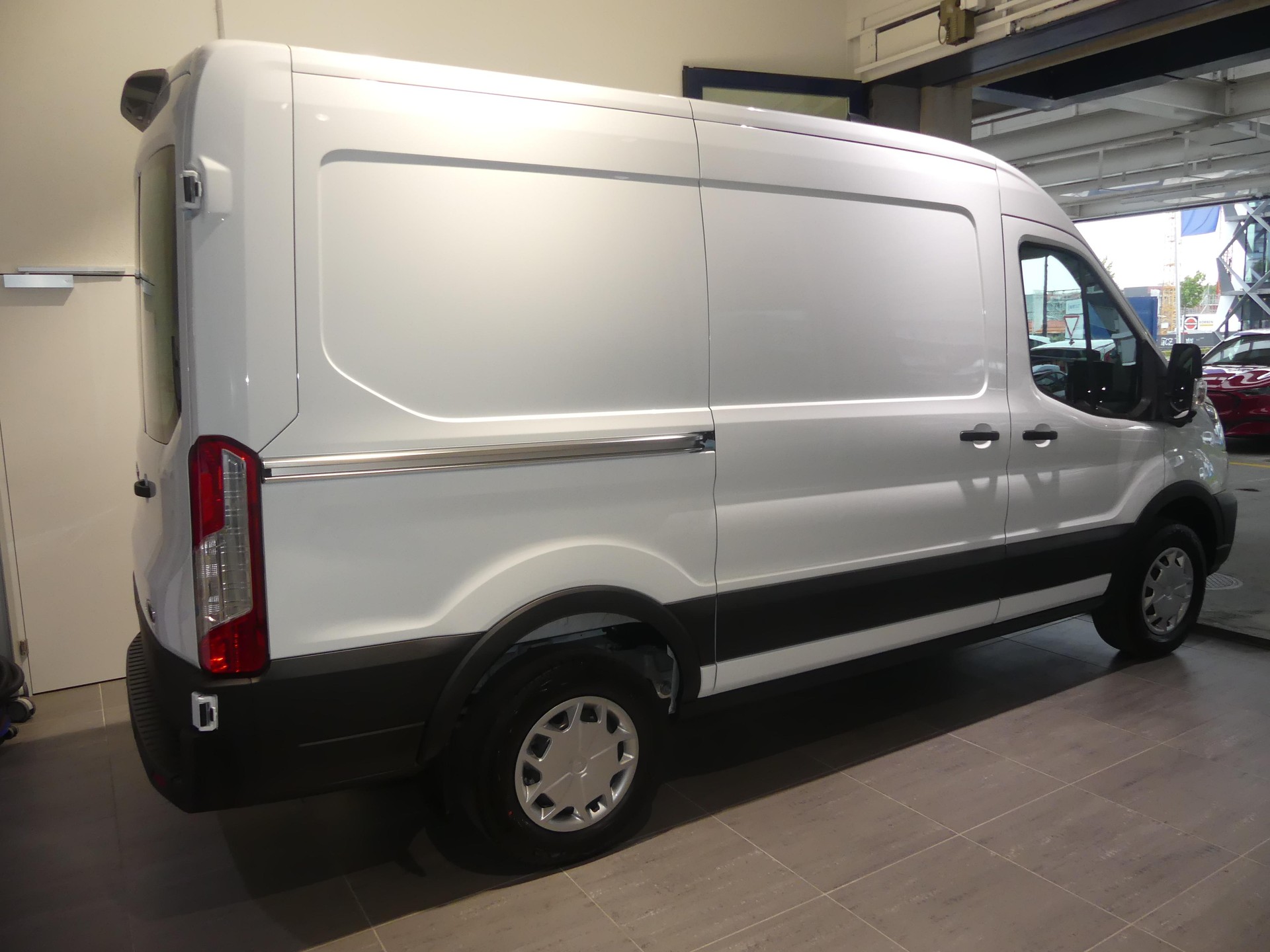 FORD E-Transit Van 390 L2H2 68kWh Trend-image-9