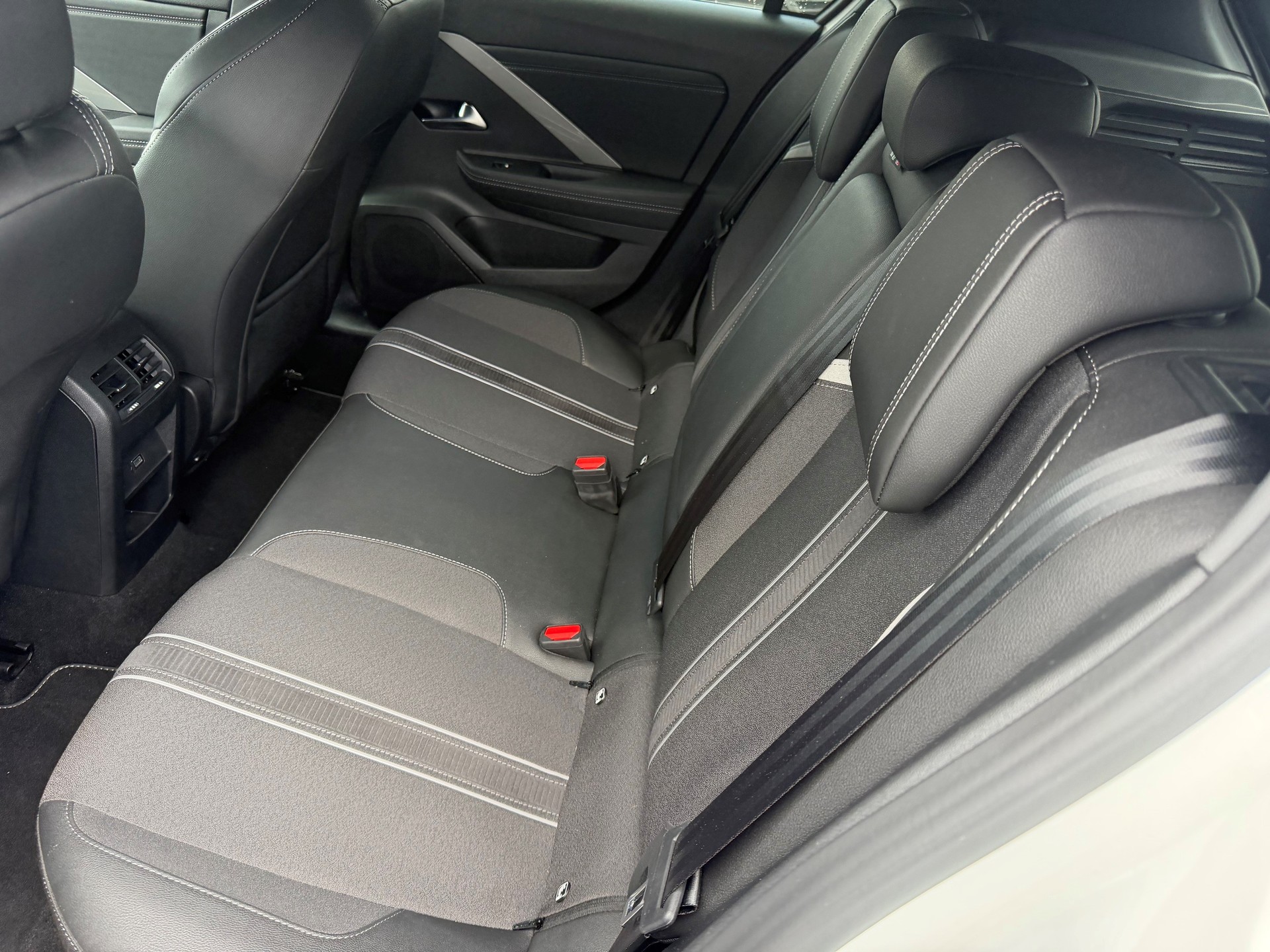OPEL Astra 1.6 PHEV Turbo Swiss Plus A-image-7