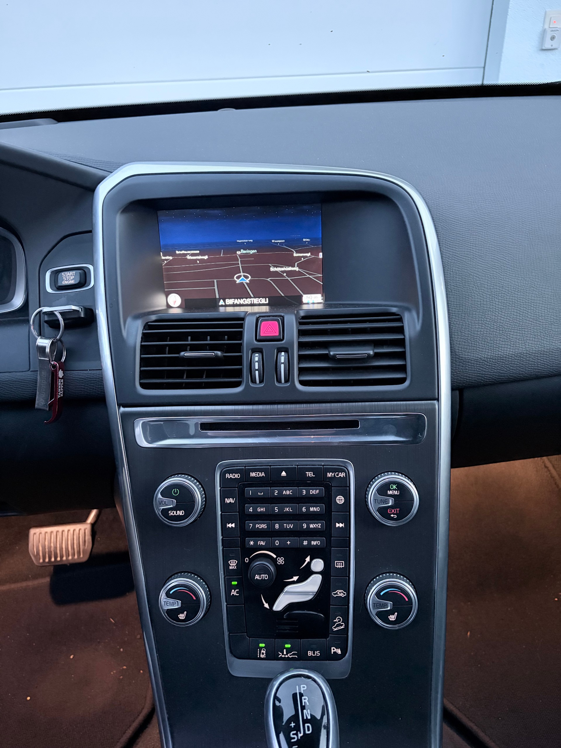 VOLVO XC60 2.4 D5 Summum AWD-image-8