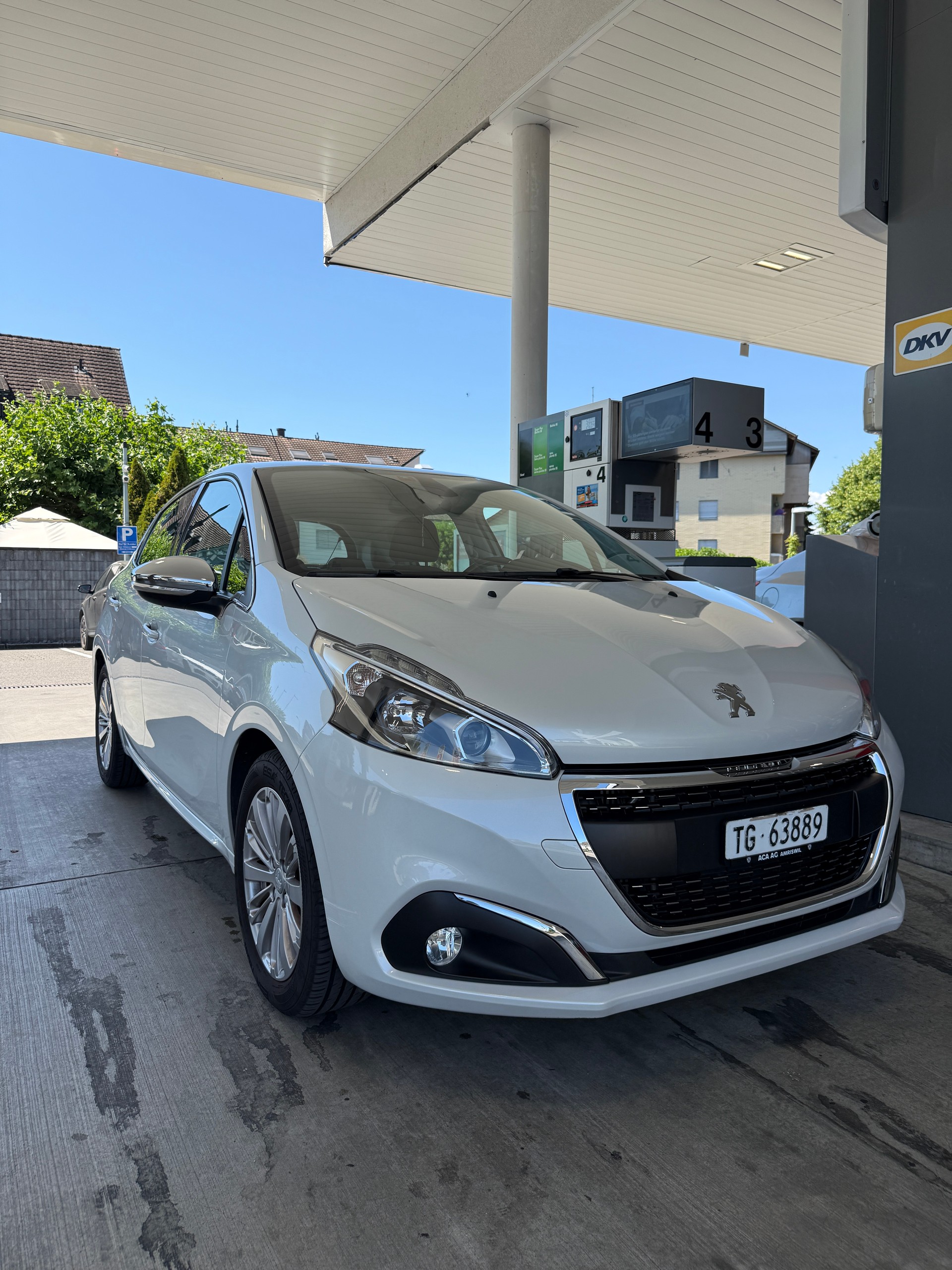 PEUGEOT 1.2 PureTech Allure S/S-image-1