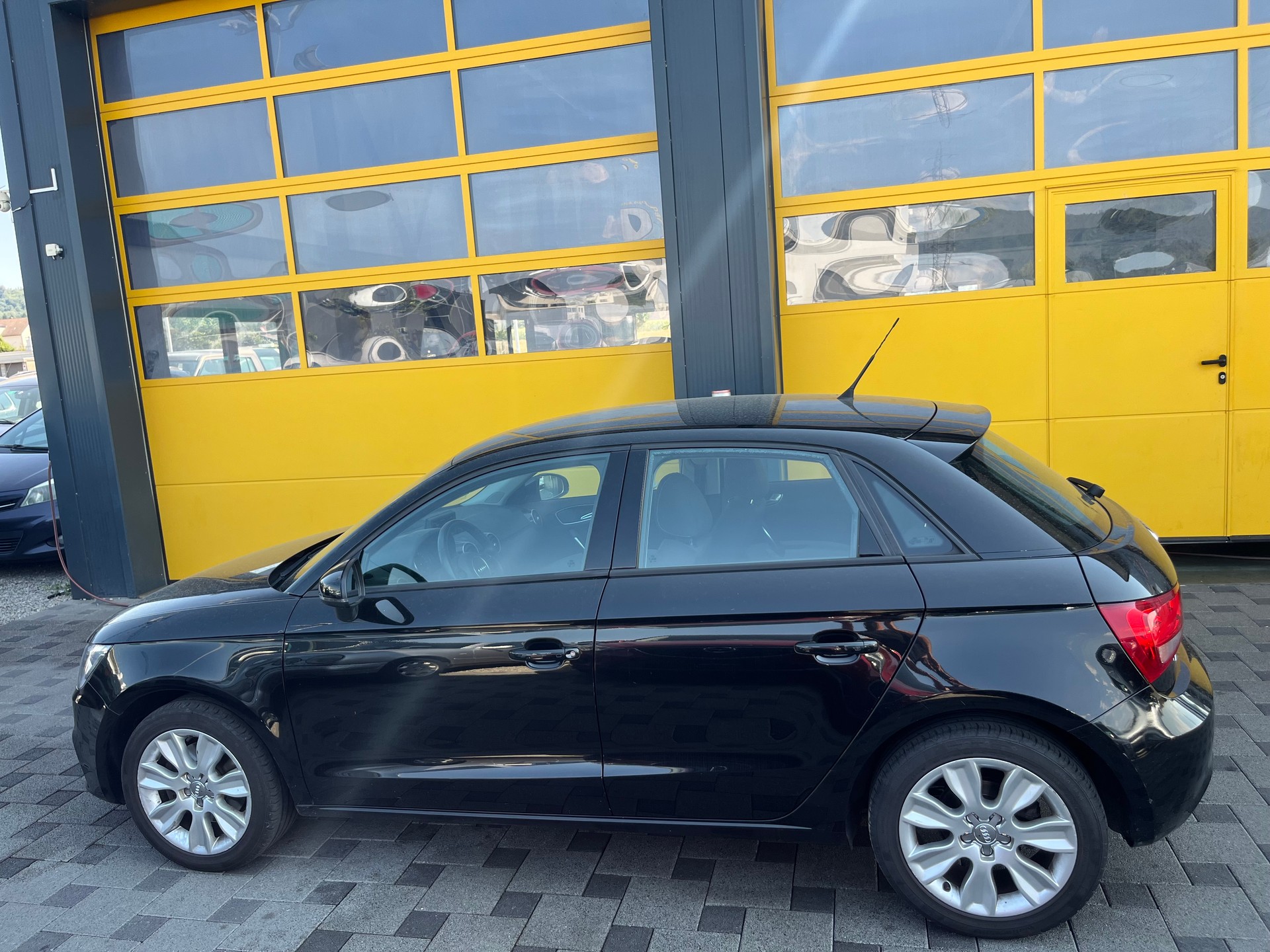AUDI A1 Sportback 1.4 TFSI Ambition S-tronic-image-3