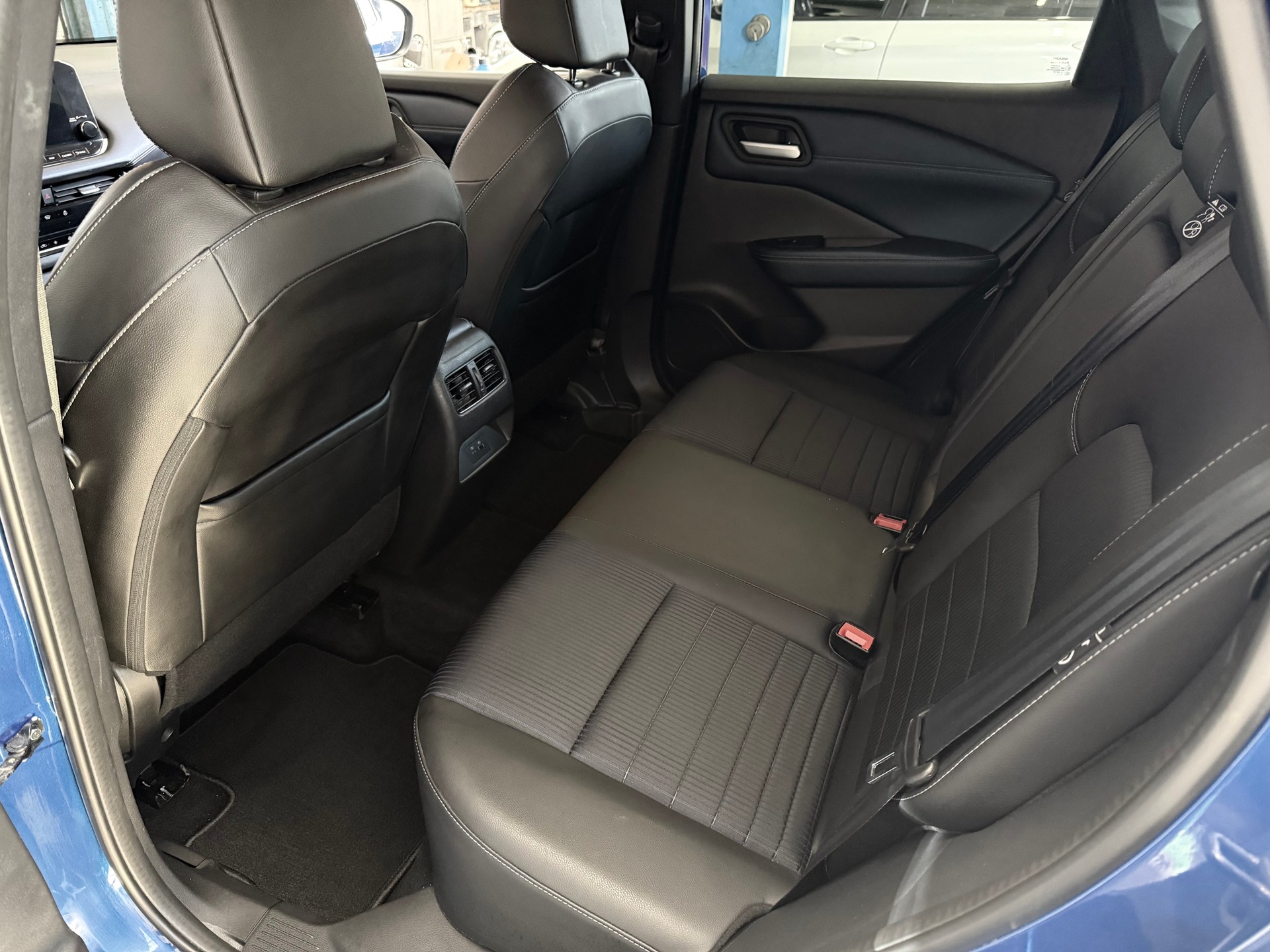 NISSAN Qashqai 1.3 DIG-T MHEV Premiere Edition Xtronic RF-Kamera 360, Panorama Glasdach-image-11
