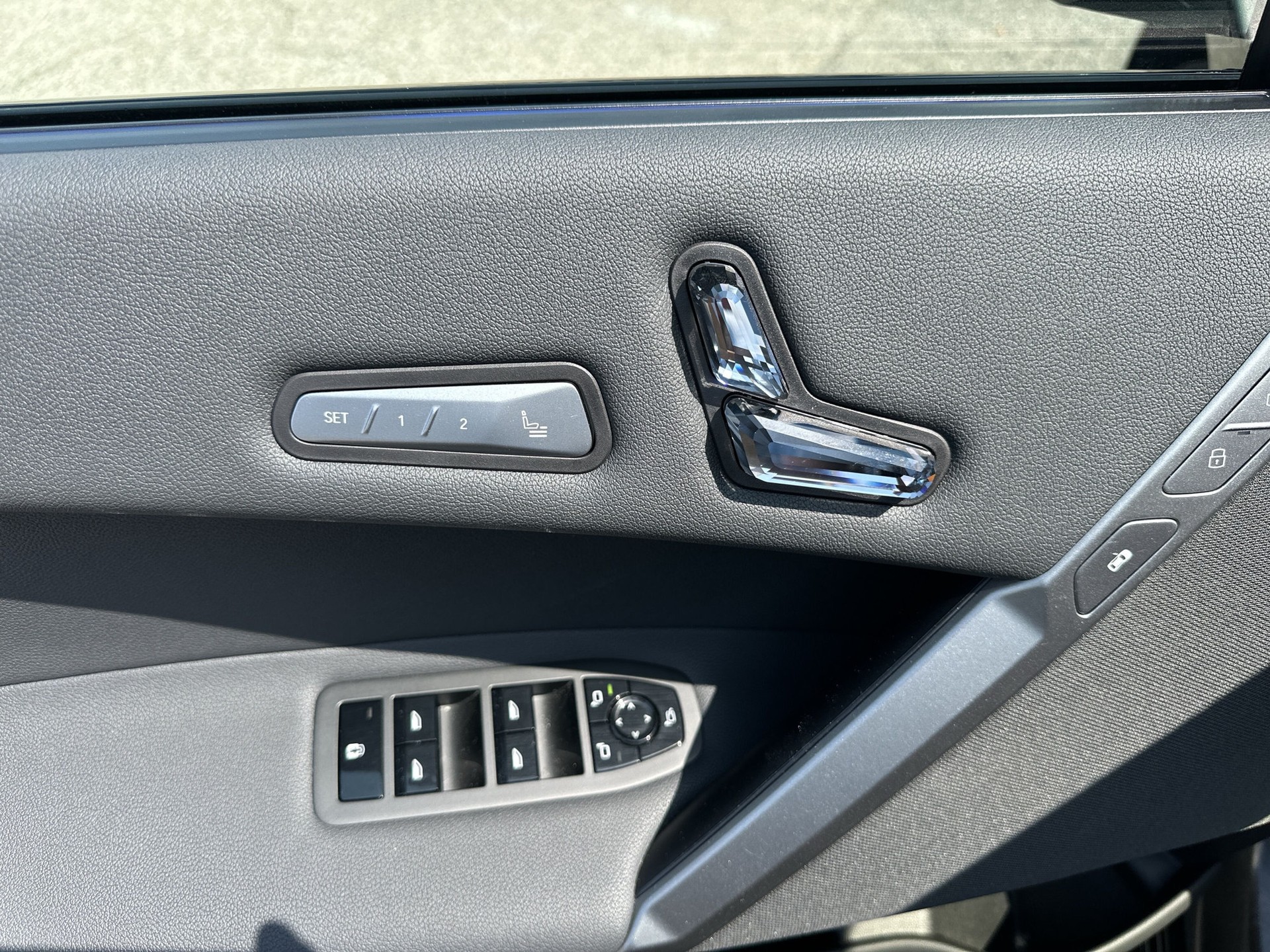 BMW iX xDrive60 M Sport Pro-image-18