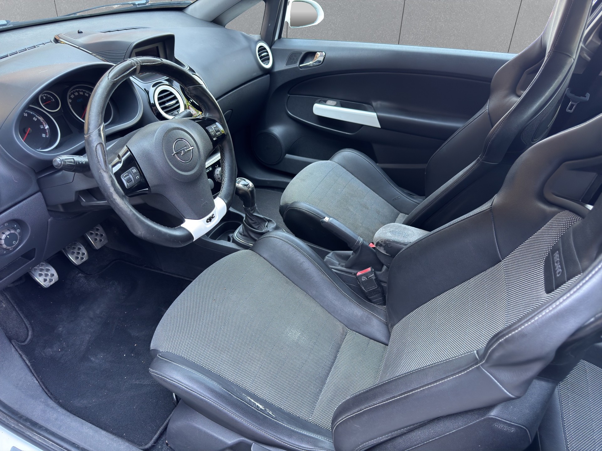 OPEL Corsa 1.6 Turbo OPC-image-9